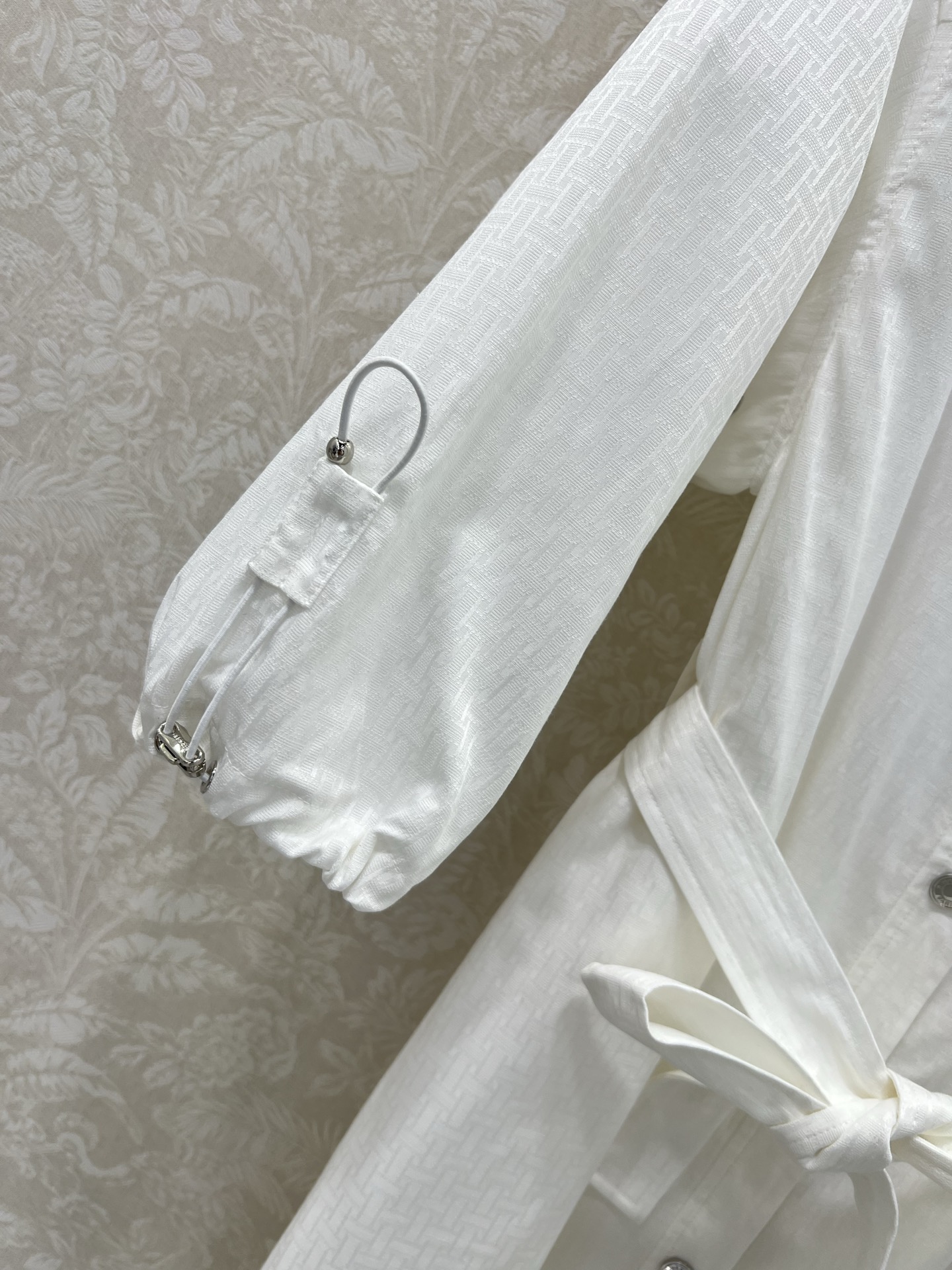 🔥🔥He*mès 25新款H暗纹提花小翻领单排扣衬衣式连衣裙，袖口活性抽绳设计 简约大气不失精致感。定制