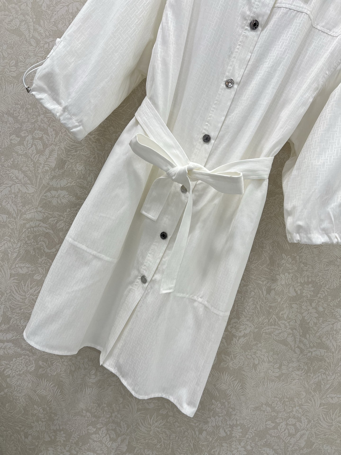 🔥🔥He*mès 25新款H暗纹提花小翻领单排扣衬衣式连衣裙，袖口活性抽绳设计 简约大气不失精致感。定制