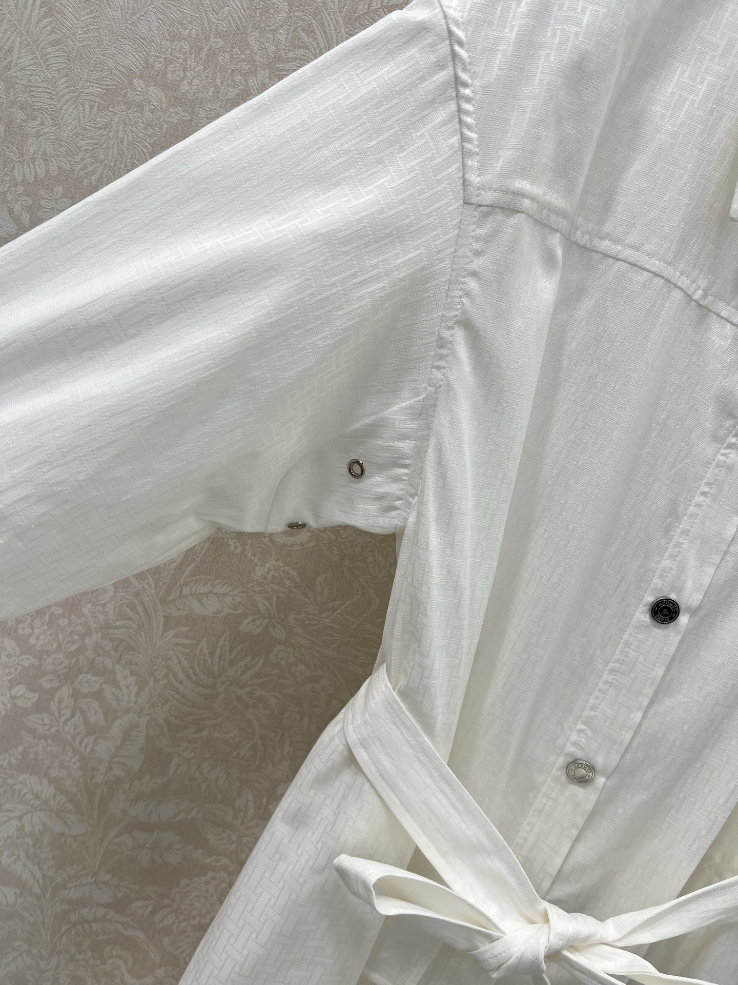 🔥🔥He*mès 25新款H暗纹提花小翻领单排扣衬衣式连衣裙，袖口活性抽绳设计 简约大气不失精致感。定制