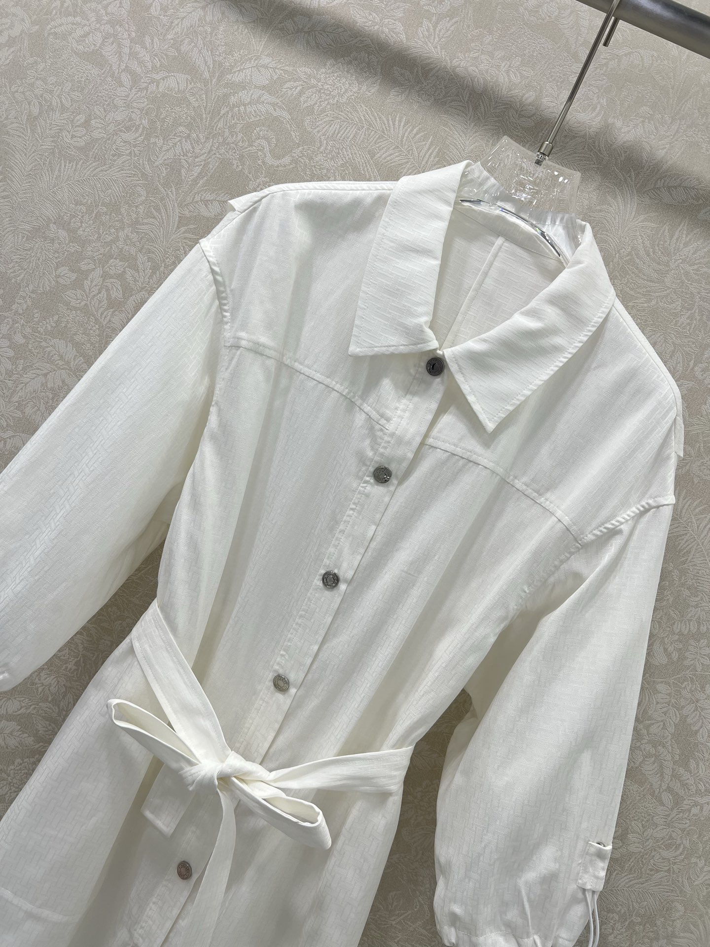 🔥🔥He*mès 25新款H暗纹提花小翻领单排扣衬衣式连衣裙，袖口活性抽绳设计 简约大气不失精致感。定制