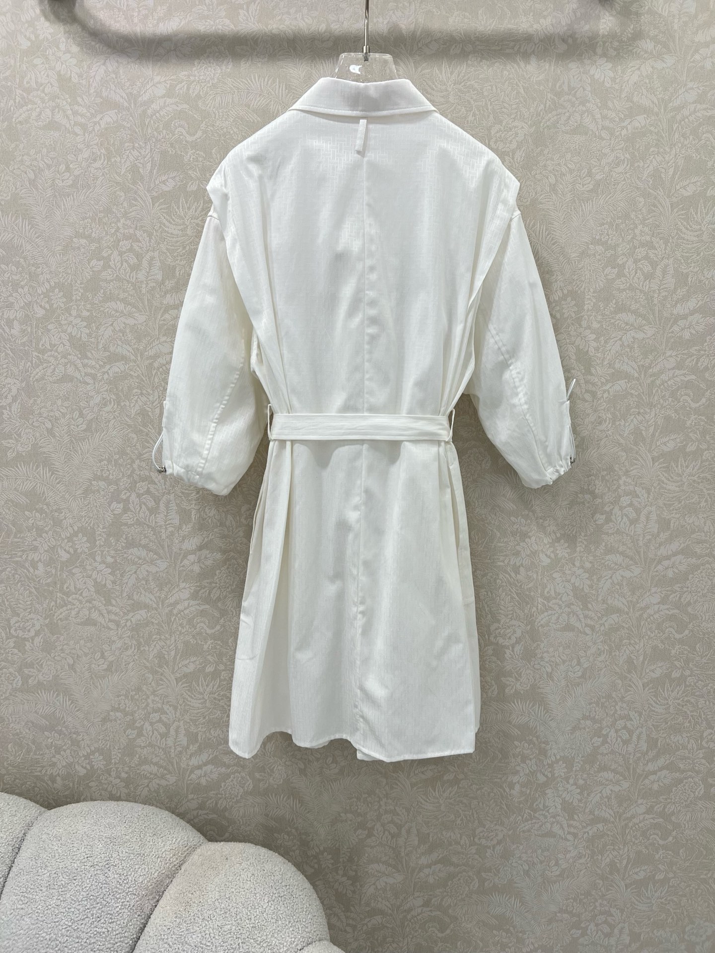 🔥🔥He*mès 25新款H暗纹提花小翻领单排扣衬衣式连衣裙，袖口活性抽绳设计 简约大气不失精致感。定制