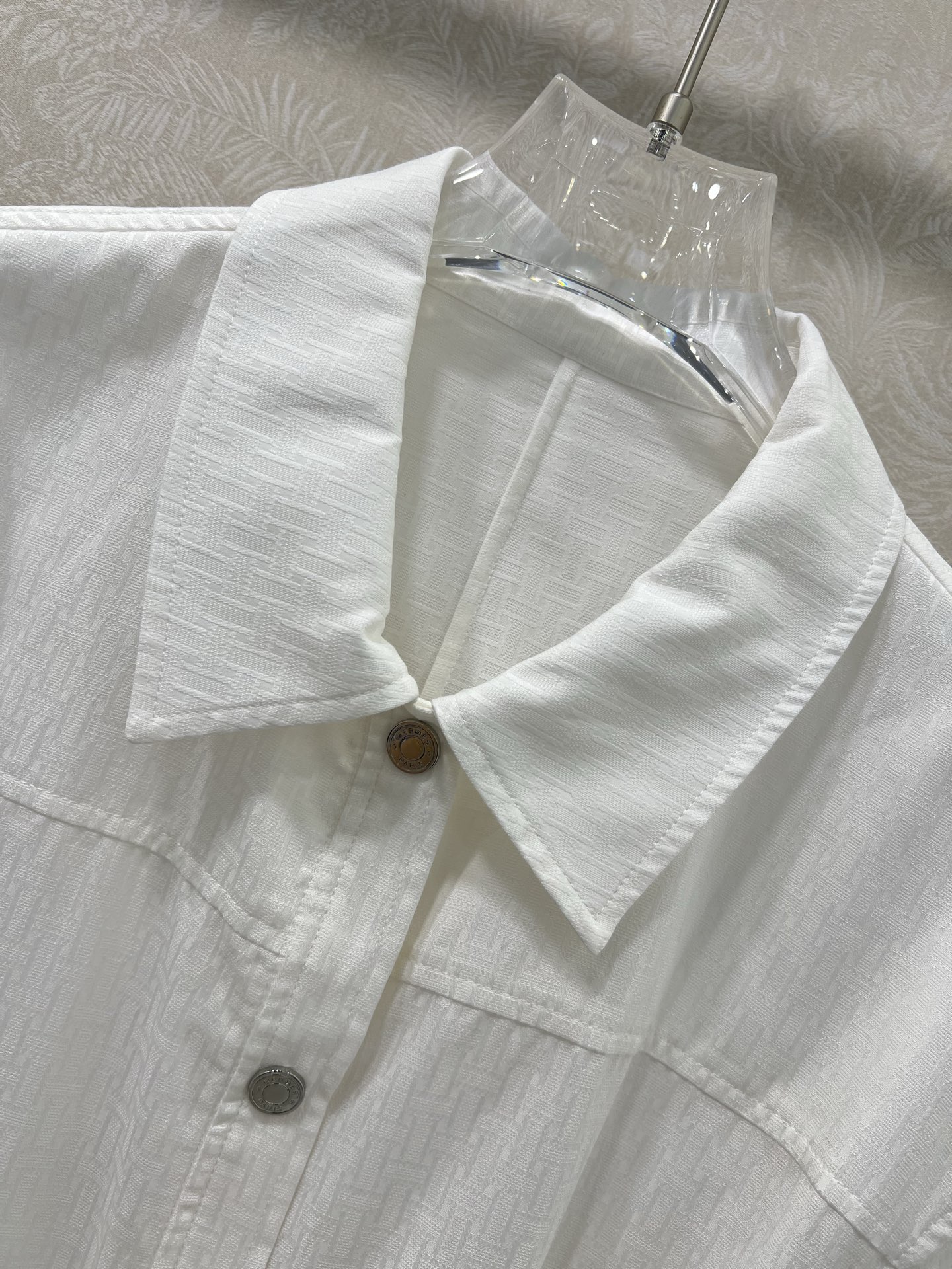 🔥🔥He*mès 25新款H暗纹提花小翻领单排扣衬衣式连衣裙，袖口活性抽绳设计 简约大气不失精致感。定制