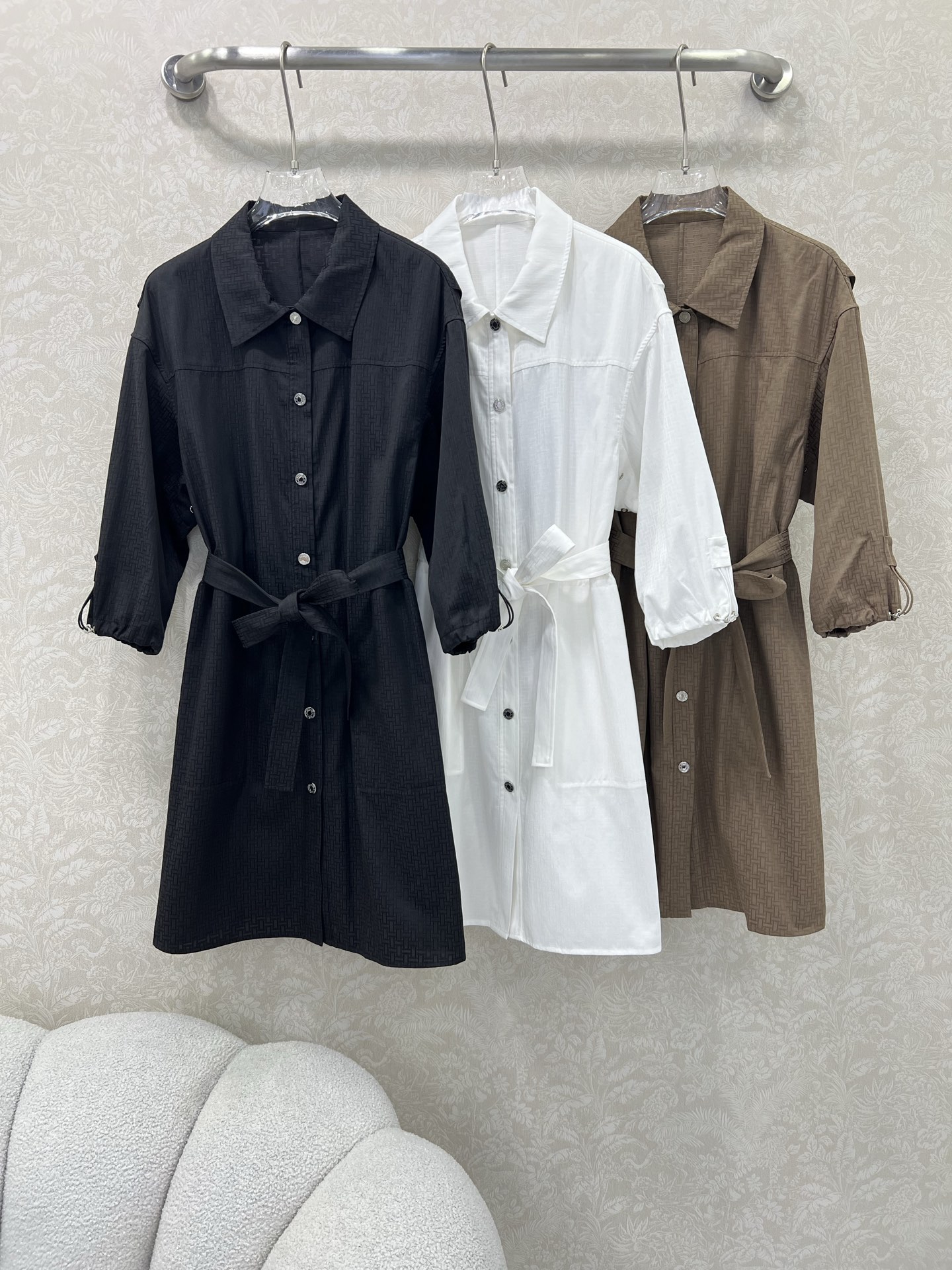 🔥🔥He*mès 25新款H暗纹提花小翻领单排扣衬衣式连衣裙，袖口活性抽绳设计 简约大气不失精致感。定制