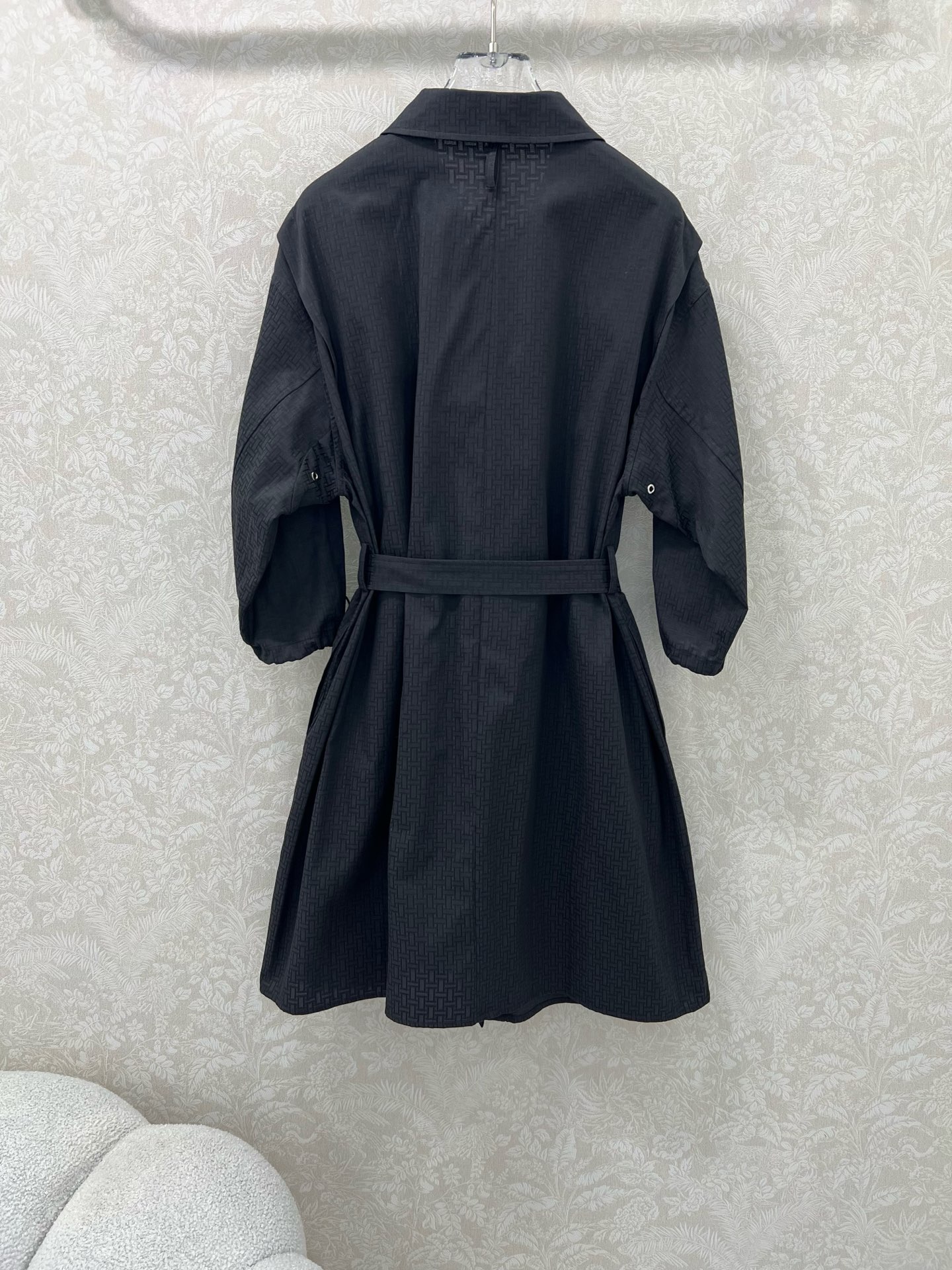 🔥🔥He*mès 25新款H暗纹提花小翻领单排扣衬衣式连衣裙，袖口活性抽绳设计 简约大气不失精致感。定制