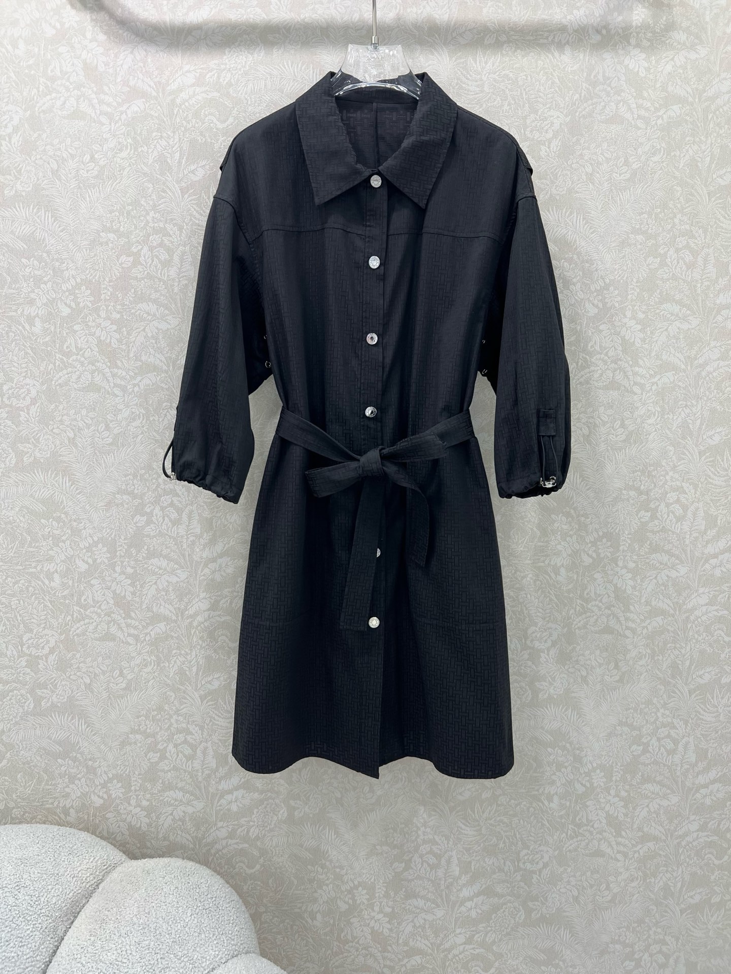 🔥🔥He*mès 25新款H暗纹提花小翻领单排扣衬衣式连衣裙，袖口活性抽绳设计 简约大气不失精致感。定制