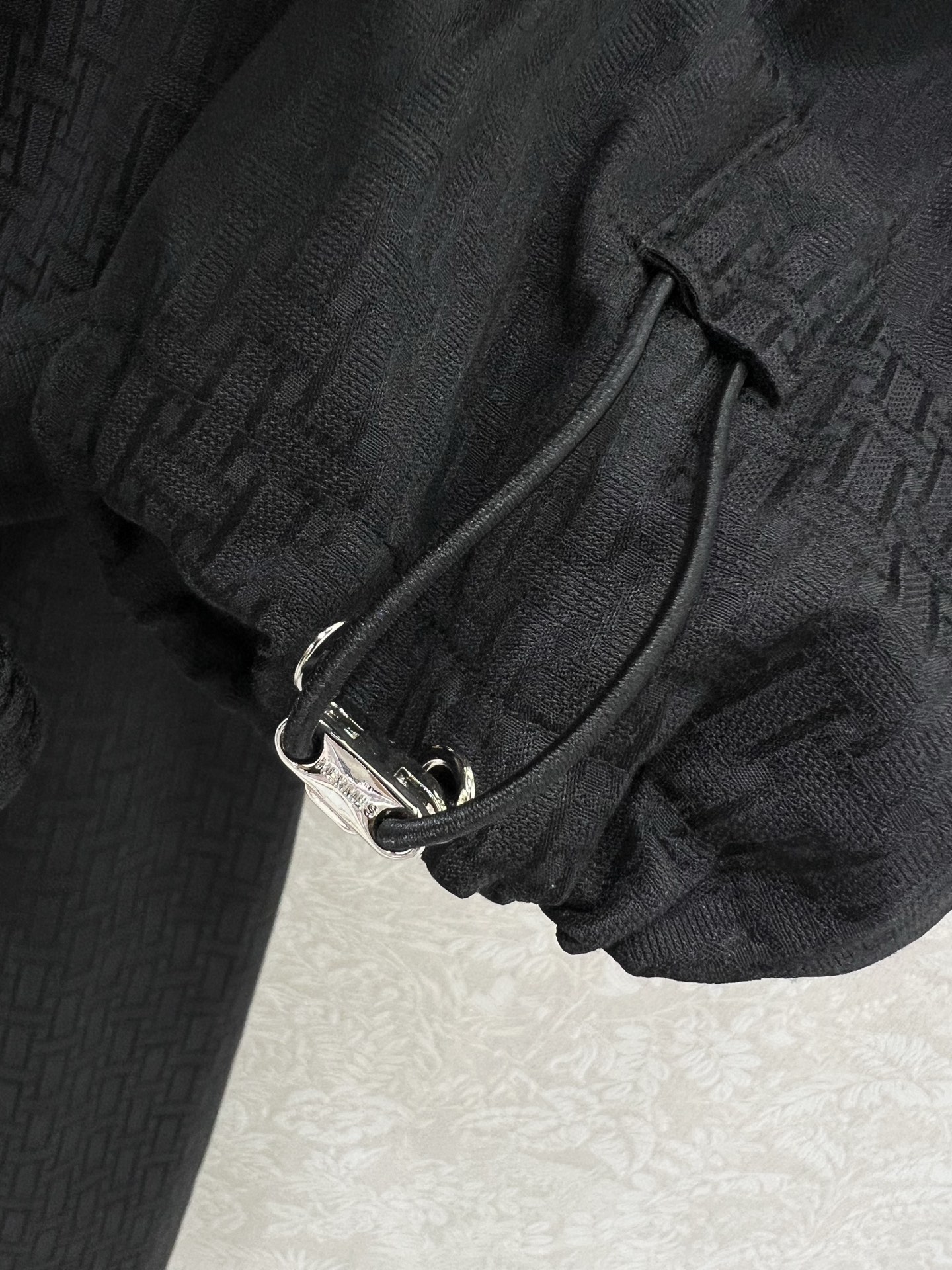 🔥🔥He*mès 25新款H暗纹提花小翻领单排扣衬衣式连衣裙，袖口活性抽绳设计 简约大气不失精致感。定制