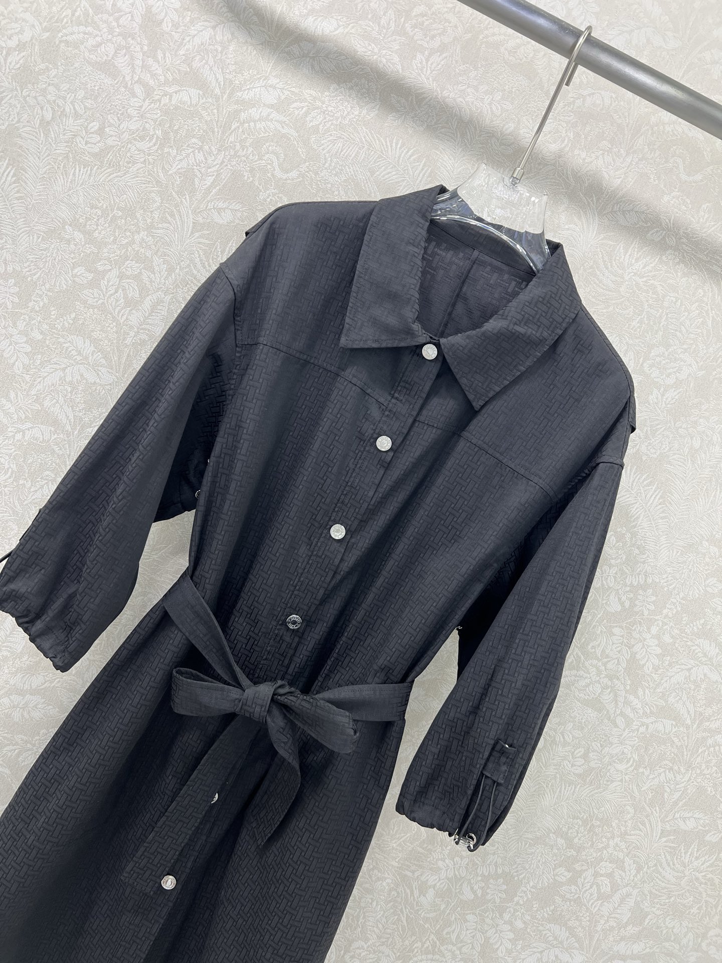 🔥🔥He*mès 25新款H暗纹提花小翻领单排扣衬衣式连衣裙，袖口活性抽绳设计 简约大气不失精致感。定制