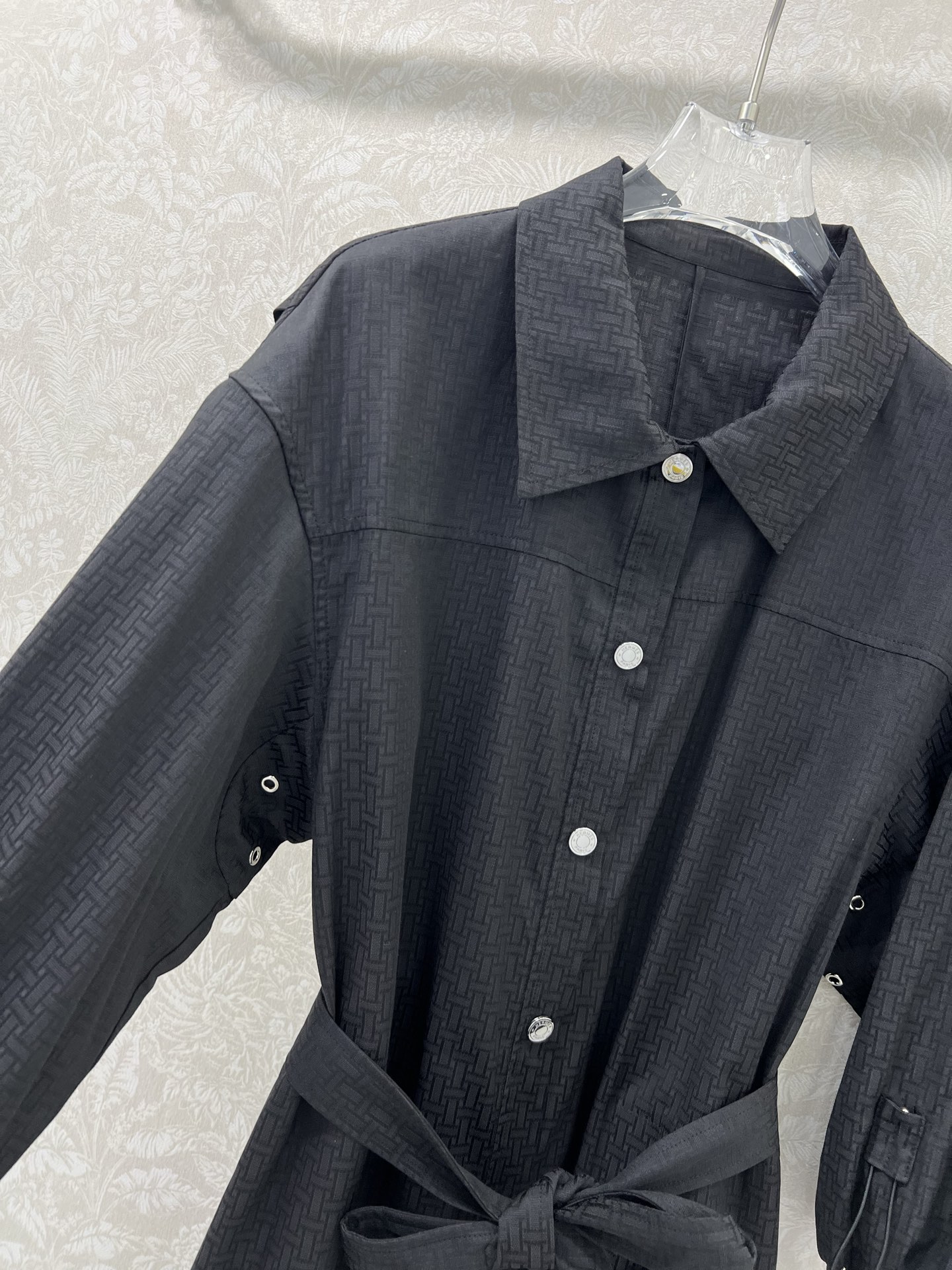 🔥🔥He*mès 25新款H暗纹提花小翻领单排扣衬衣式连衣裙，袖口活性抽绳设计 简约大气不失精致感。定制