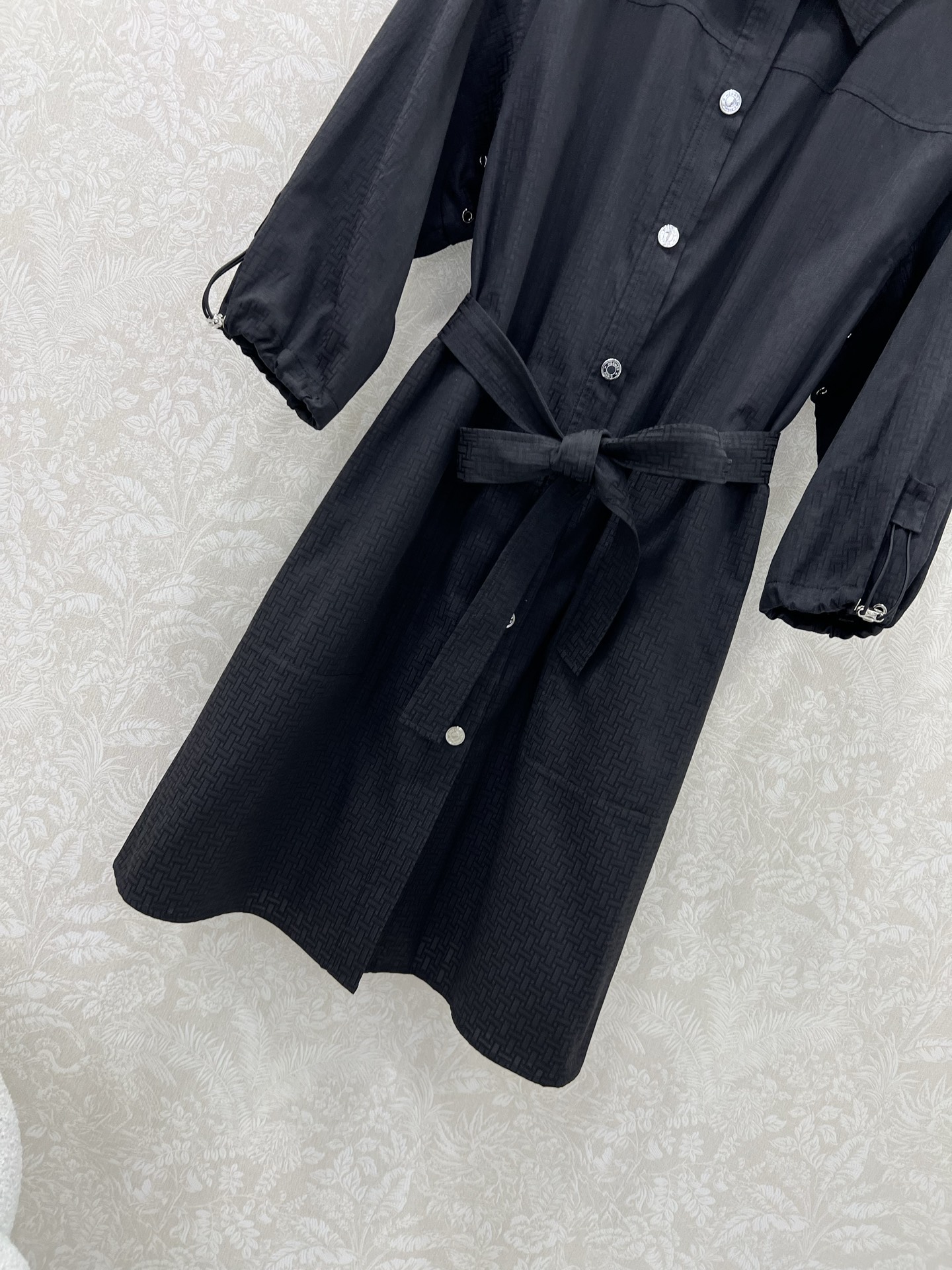 🔥🔥He*mès 25新款H暗纹提花小翻领单排扣衬衣式连衣裙，袖口活性抽绳设计 简约大气不失精致感。定制