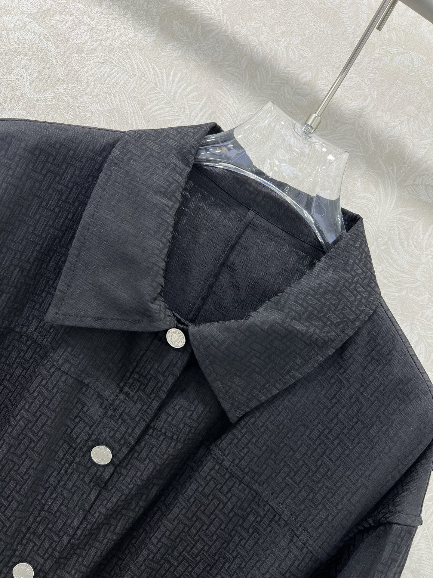 🔥🔥He*mès 25新款H暗纹提花小翻领单排扣衬衣式连衣裙，袖口活性抽绳设计 简约大气不失精致感。定制