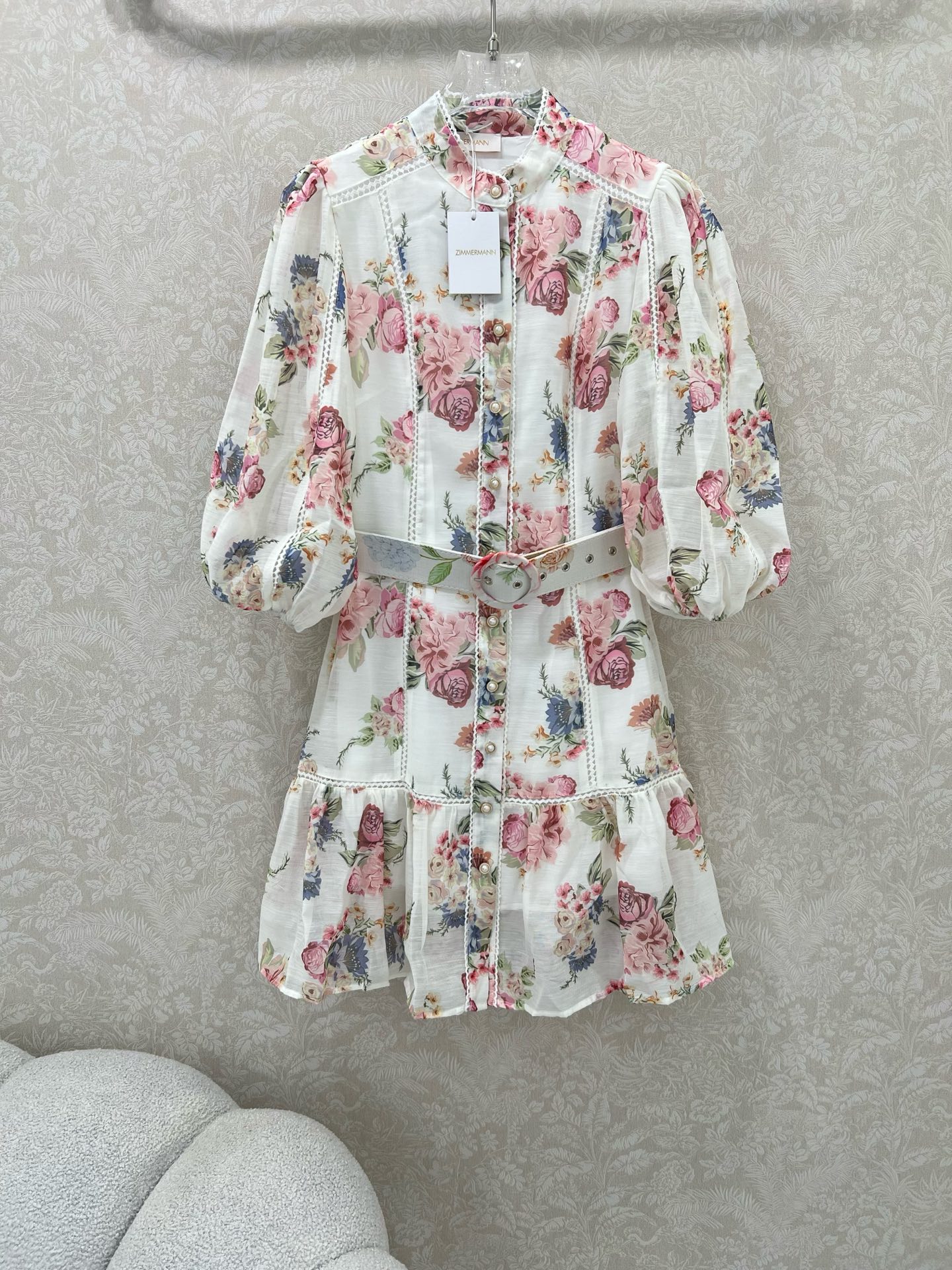 NO:639242,ZIMMERMAN* 25 new style small stand-up collar lantern dress. Made of pure cotton blended fabric, with pink rose color printing for full visual effect. Very unique printing pattern, designed with lace splicing and lantern sleeves, and equipped with a fabric belt and an inner waist to show the waist. The whole piece shows a light and energetic atmosphere. Single color 4 size SMLXL, Zimmerman-clothing, skirts, alexander wang19860909ZIMMERMAN* 25新款小立领灯笼连衣裙·选用纯棉混纺面料制成,粉色玫瑰花色印花视觉效果拉满 非常别致的印花图案,采用花边拼接和灯笼袖设计,并配本布腰带以及内搭收腰显腰身 整件彰显了轻盈的活力气息 单色4码SMLXL,兹默曼-服装,skirts,alexander wang,Women's clothing