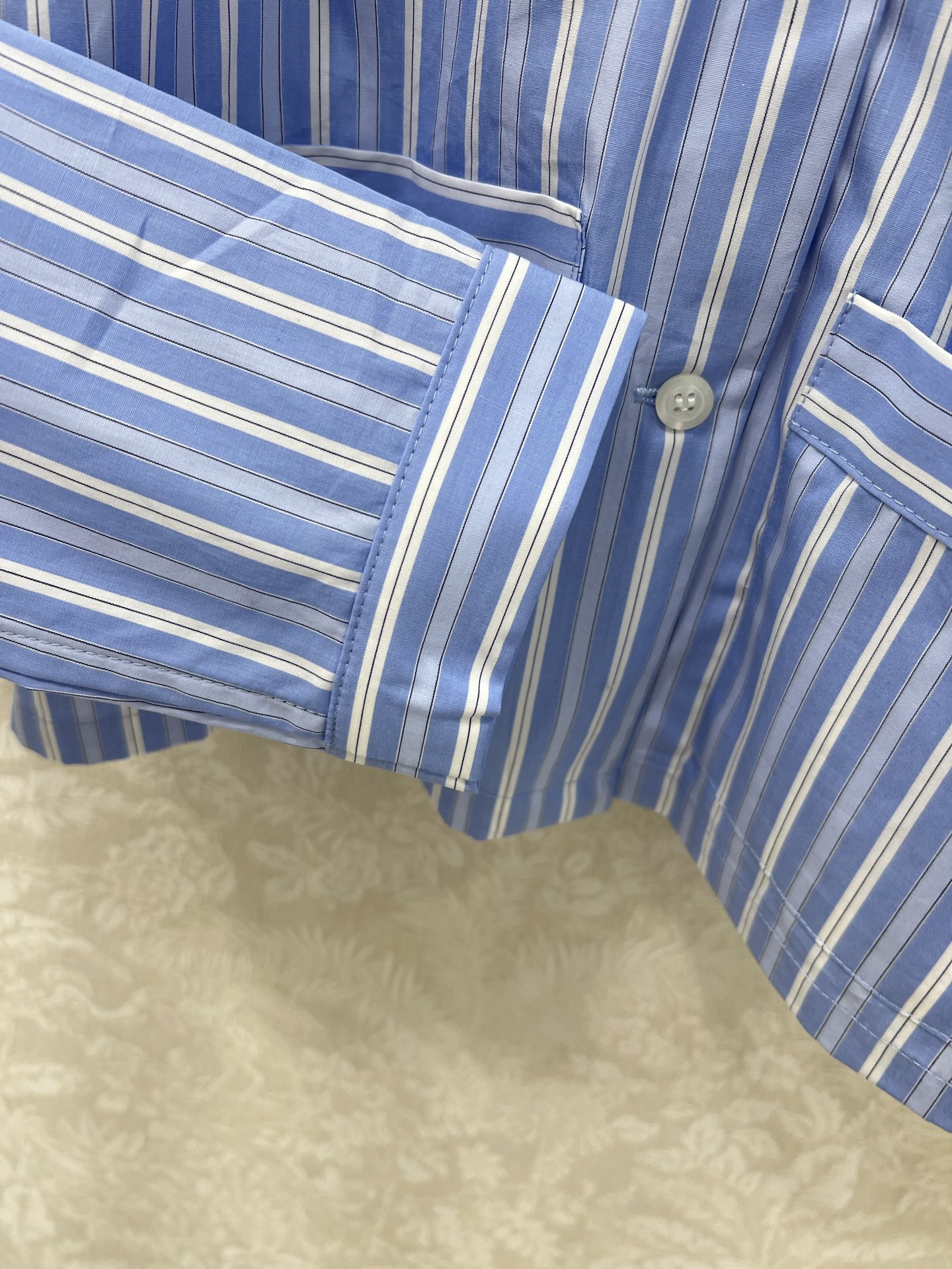 🔥🔥Miumi*25新款翻领蓝色条纹衬衣定制YB斜纹全棉材质 亲肤舒适 吸湿透气 通体竖列蓝白条纹交织 