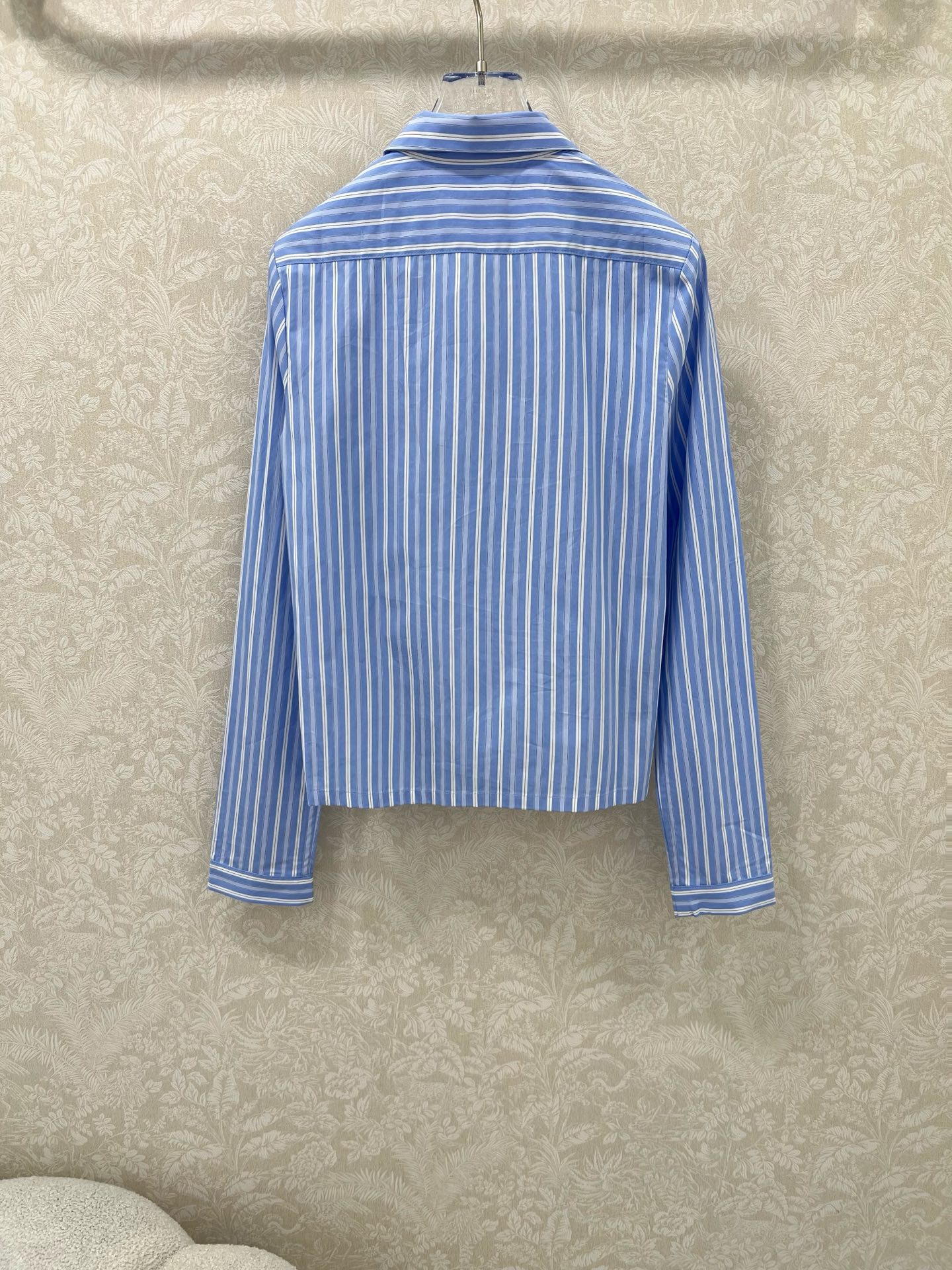 🔥🔥Miumi*25新款翻领蓝色条纹衬衣定制YB斜纹全棉材质 亲肤舒适 吸湿透气 通体竖列蓝白条纹交织 