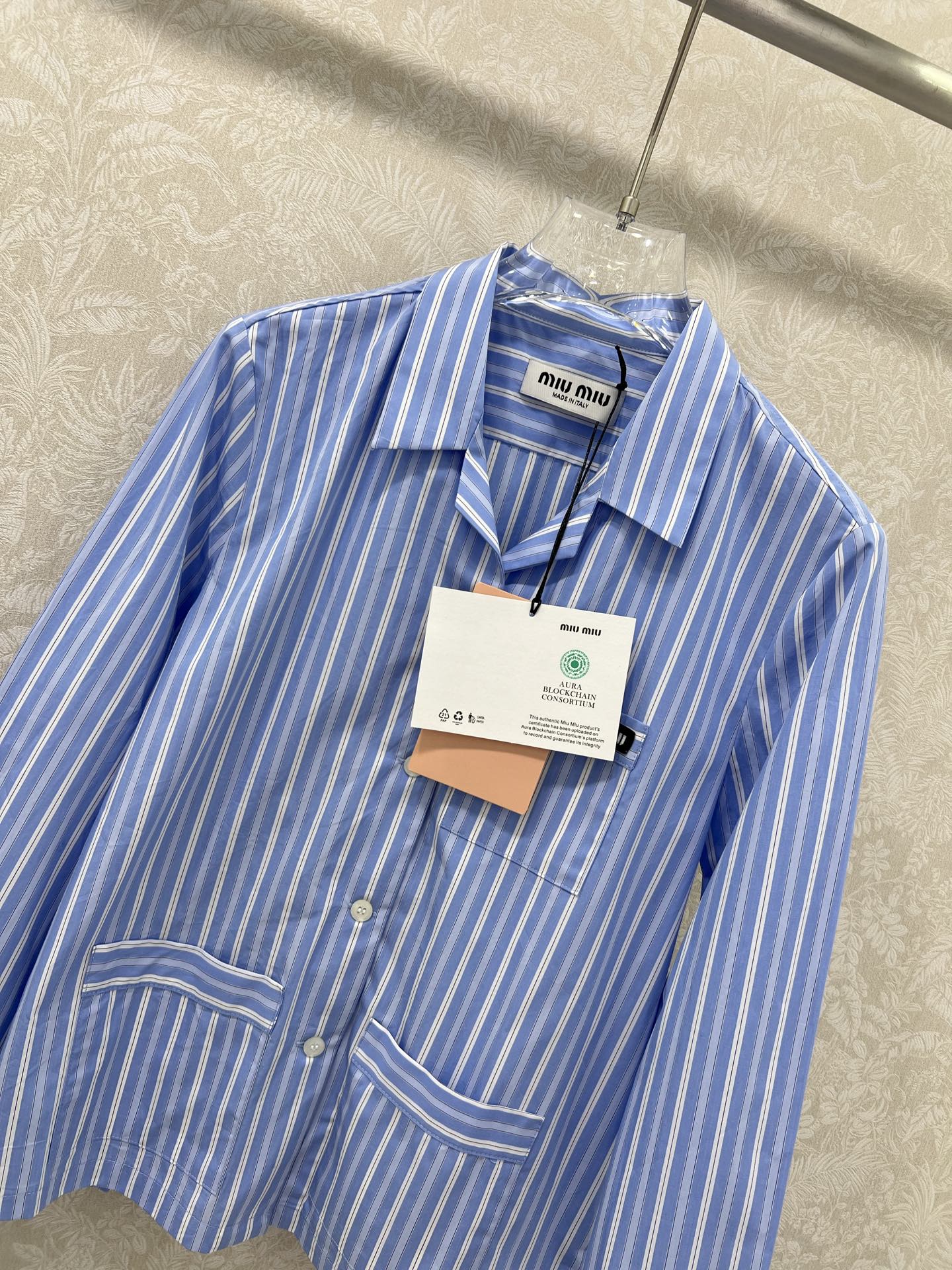 🔥🔥Miumi*25新款翻领蓝色条纹衬衣定制YB斜纹全棉材质 亲肤舒适 吸湿透气 通体竖列蓝白条纹交织 