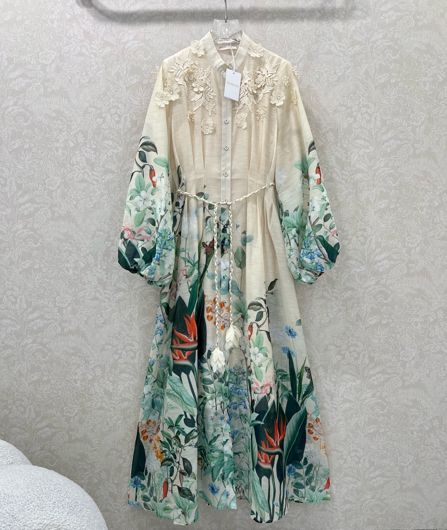 NO:639284,New apricot color Zimmerman* 25 new floral series long dress Super beautiful dress is coming The whole piece is pink and green The small stand-up collar is decorated with 3D three-dimensional flowers on the chest and shoulders Single row of cloth buttons on the front The cuffs are tightened into puff sleeves The pleated waist comes with a custom woven waist rope The skirt is printed with forest plants The materials are oversized and full of sincerity Super invincible fairy style Heavy work details, perfect replica of the counter style  Full of high-end feel, the fit is super correct, and you can wear it casually to show your temperament. 2 colors and 4 sizes SMLXL, Zimmerman-clothing, skirts, alexander wang19860909新出杏色 Zimmerman*兹/默曼 25新款百花系列 长款连衣裙 超美腻的连衣裙来袭 整件粉绿色调 小立领胸前肩处均以3D立体花朵装饰 前襟单排本布包扣 袖口收紧变成泡泡袖 腰部褶皱收腰配送定制编织腰绳 裙身森林植物印花 超大摆用料诚意满满 超无敌仙女款 重工细节,完美复刻专柜款 高级感满满,版型超正 随意一搭都显气质 2色4码SMLXL,兹默曼-服装,skirts,alexander wang,Women's clothing