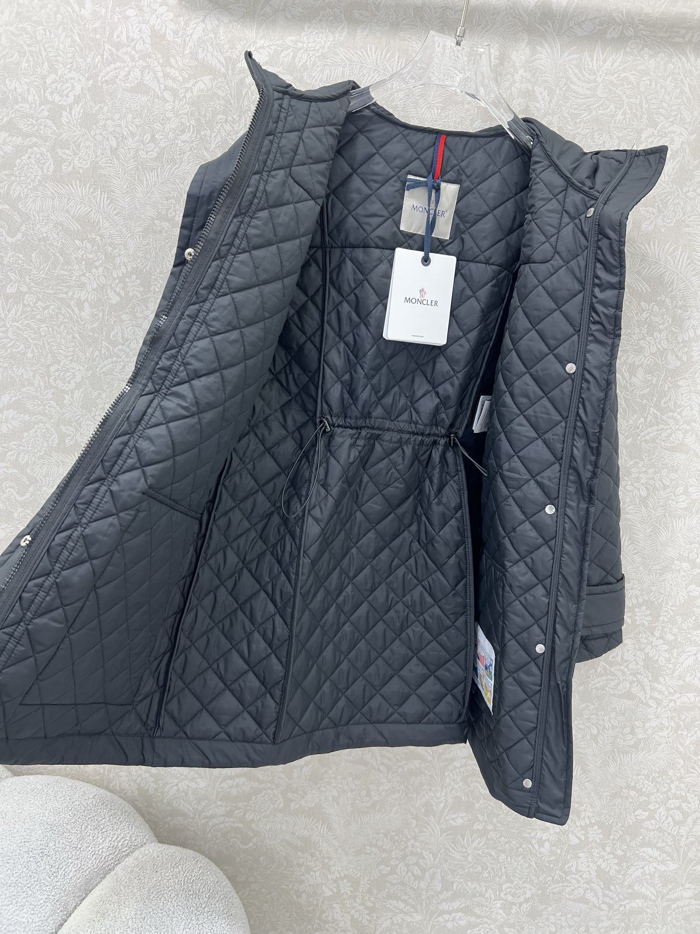 🔥🔥Monc*r 25新款棉服 菱格夹棉薄款棉服长款外套 极简主义设计高级又时髦！休闲带帽设计，以经典的