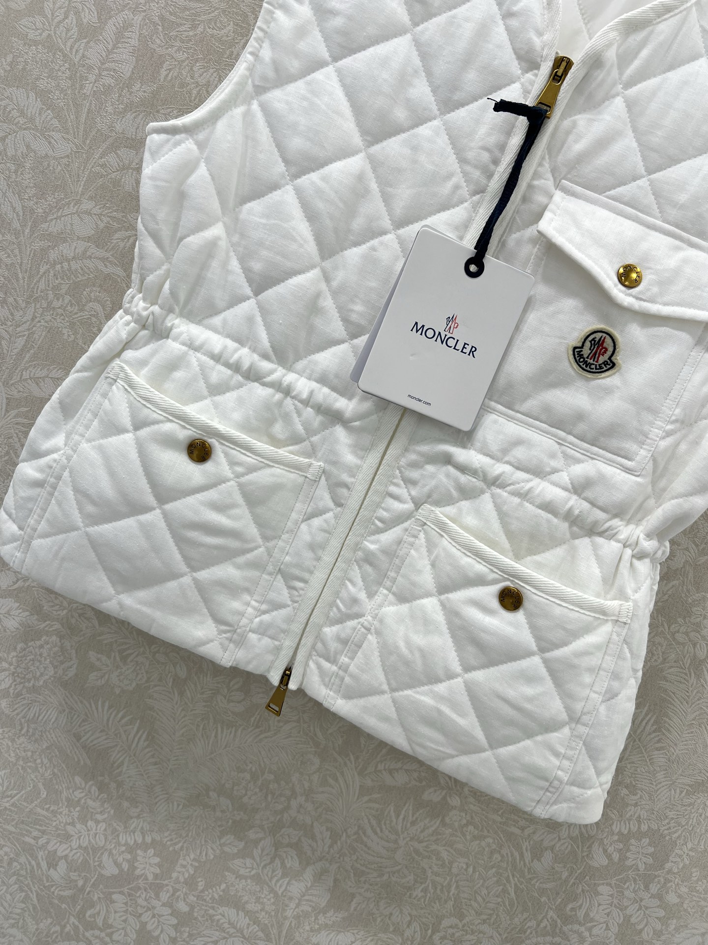 🔥🔥Monc*r 25新款棉服马甲 代购爆款本季最好看的一款棉服马甲 没抽生可收腰 减龄小V领菱格设计！