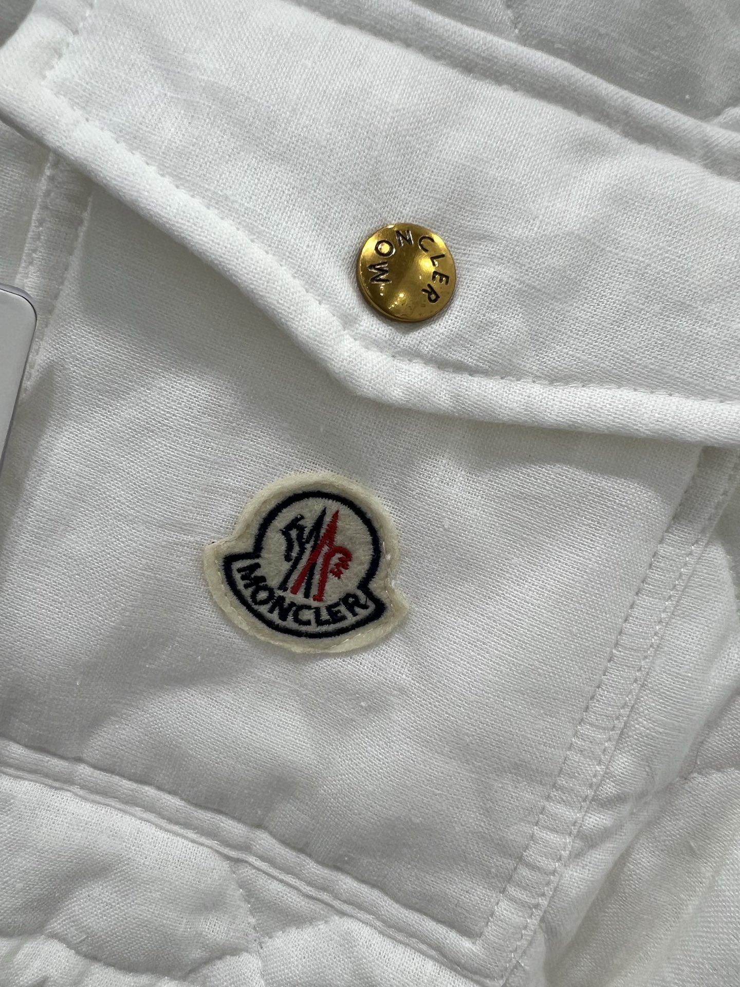 🔥🔥Monc*r 25新款棉服马甲 代购爆款本季最好看的一款棉服马甲 没抽生可收腰 减龄小V领菱格设计！