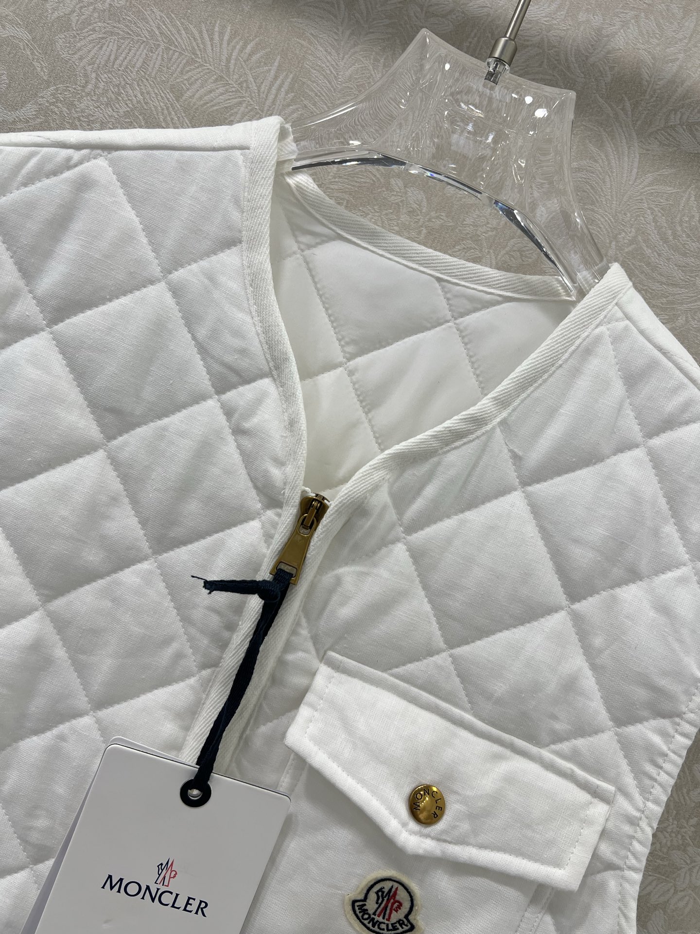 🔥🔥Monc*r 25新款棉服马甲 代购爆款本季最好看的一款棉服马甲 没抽生可收腰 减龄小V领菱格设计！