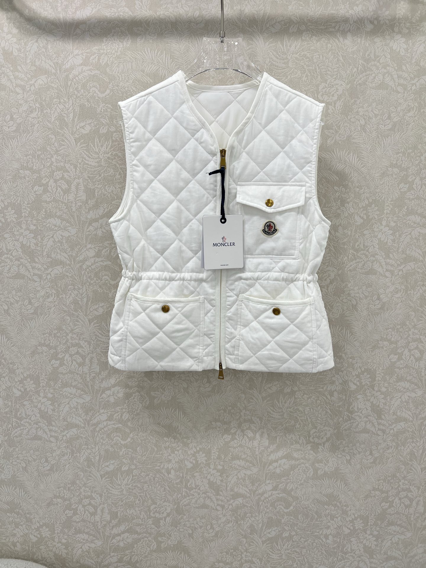 🔥🔥Monc*r 25新款棉服马甲 代购爆款本季最好看的一款棉服马甲 没抽生可收腰 减龄小V领菱格设计！