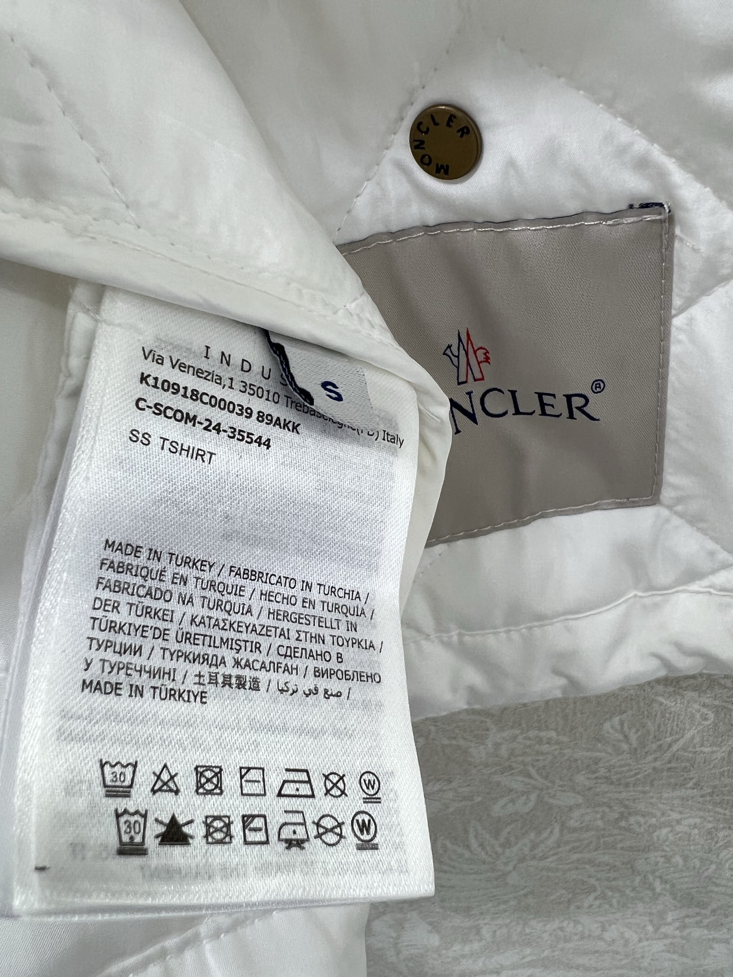 🔥🔥Monc*r 25新款棉服马甲 代购爆款本季最好看的一款棉服马甲 没抽生可收腰 减龄小V领菱格设计！