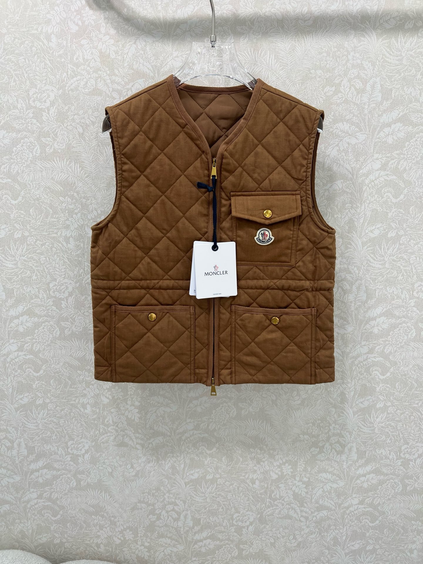 🔥🔥Monc*r 25新款棉服马甲 代购爆款本季最好看的一款棉服马甲 没抽生可收腰 减龄小V领菱格设计！