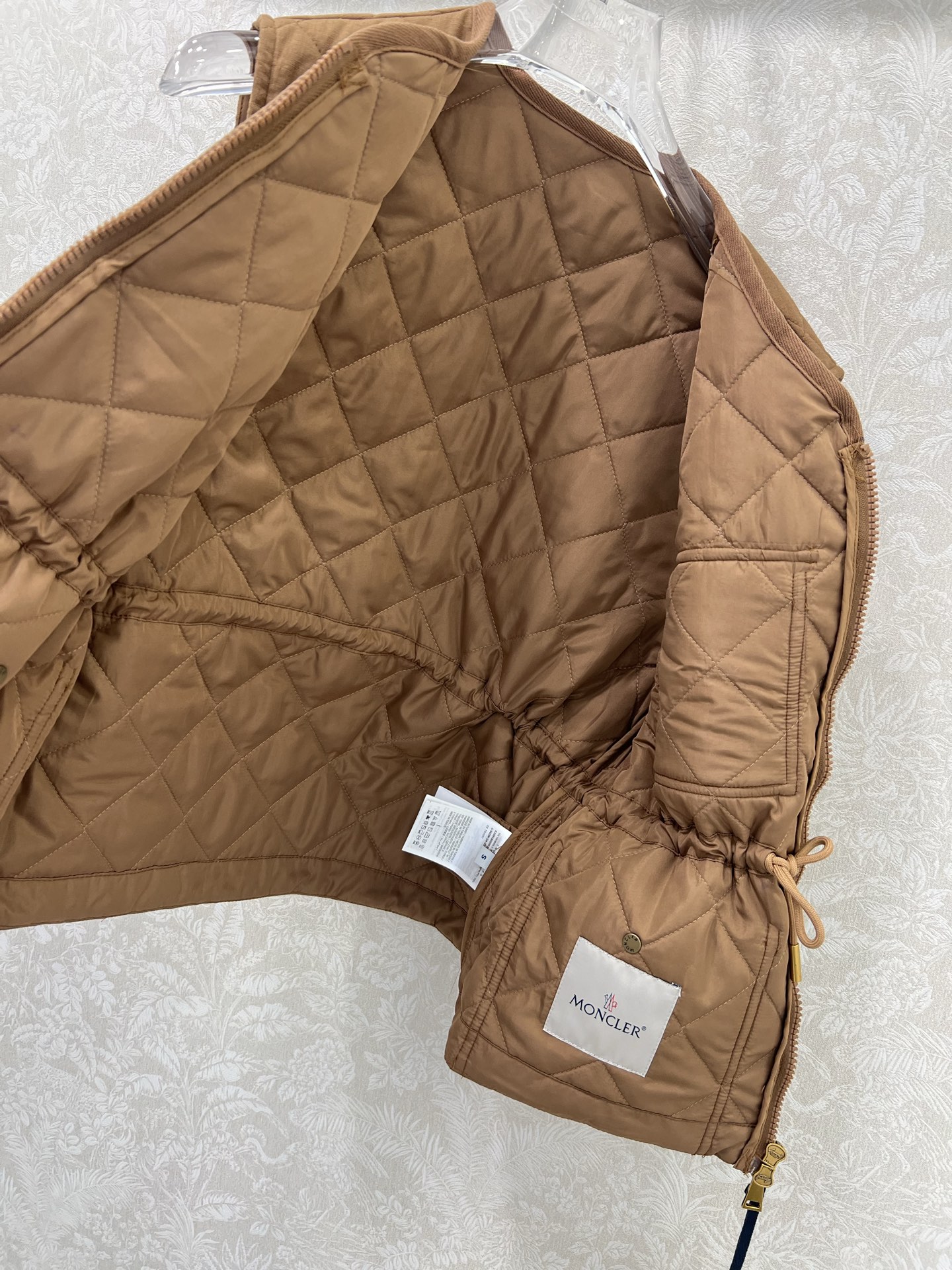 🔥🔥Monc*r 25新款棉服马甲 代购爆款本季最好看的一款棉服马甲 没抽生可收腰 减龄小V领菱格设计！