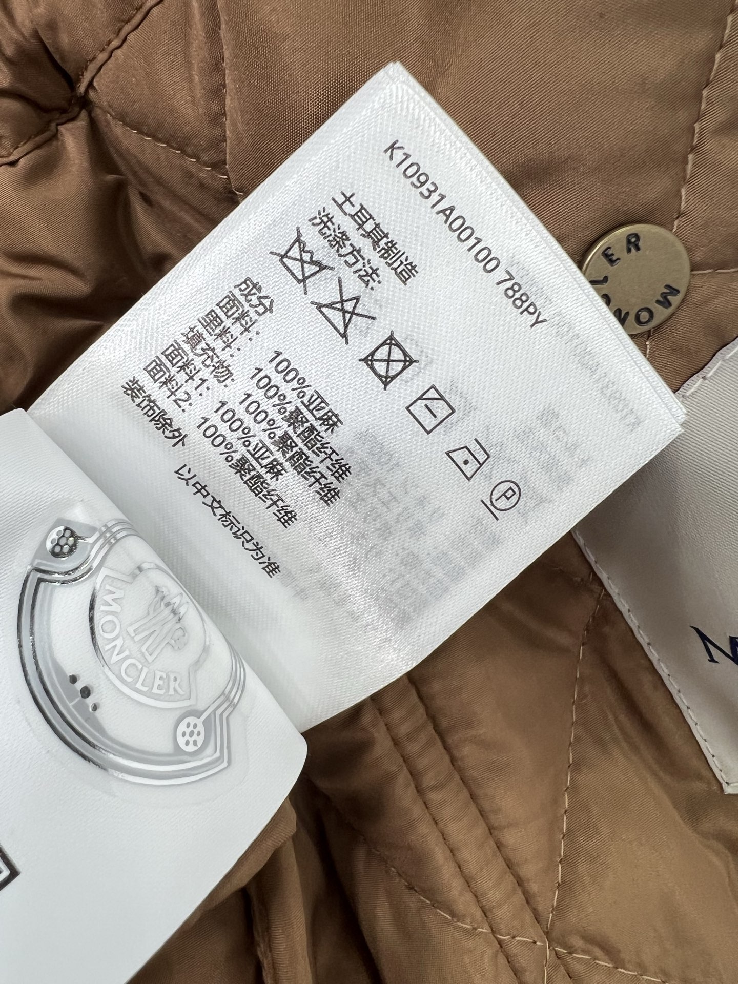 🔥🔥Monc*r 25新款棉服马甲 代购爆款本季最好看的一款棉服马甲 没抽生可收腰 减龄小V领菱格设计！