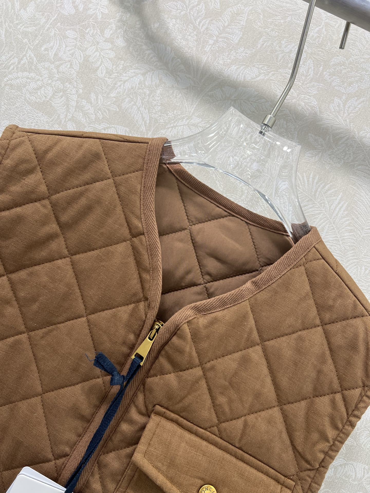 🔥🔥Monc*r 25新款棉服马甲 代购爆款本季最好看的一款棉服马甲 没抽生可收腰 减龄小V领菱格设计！