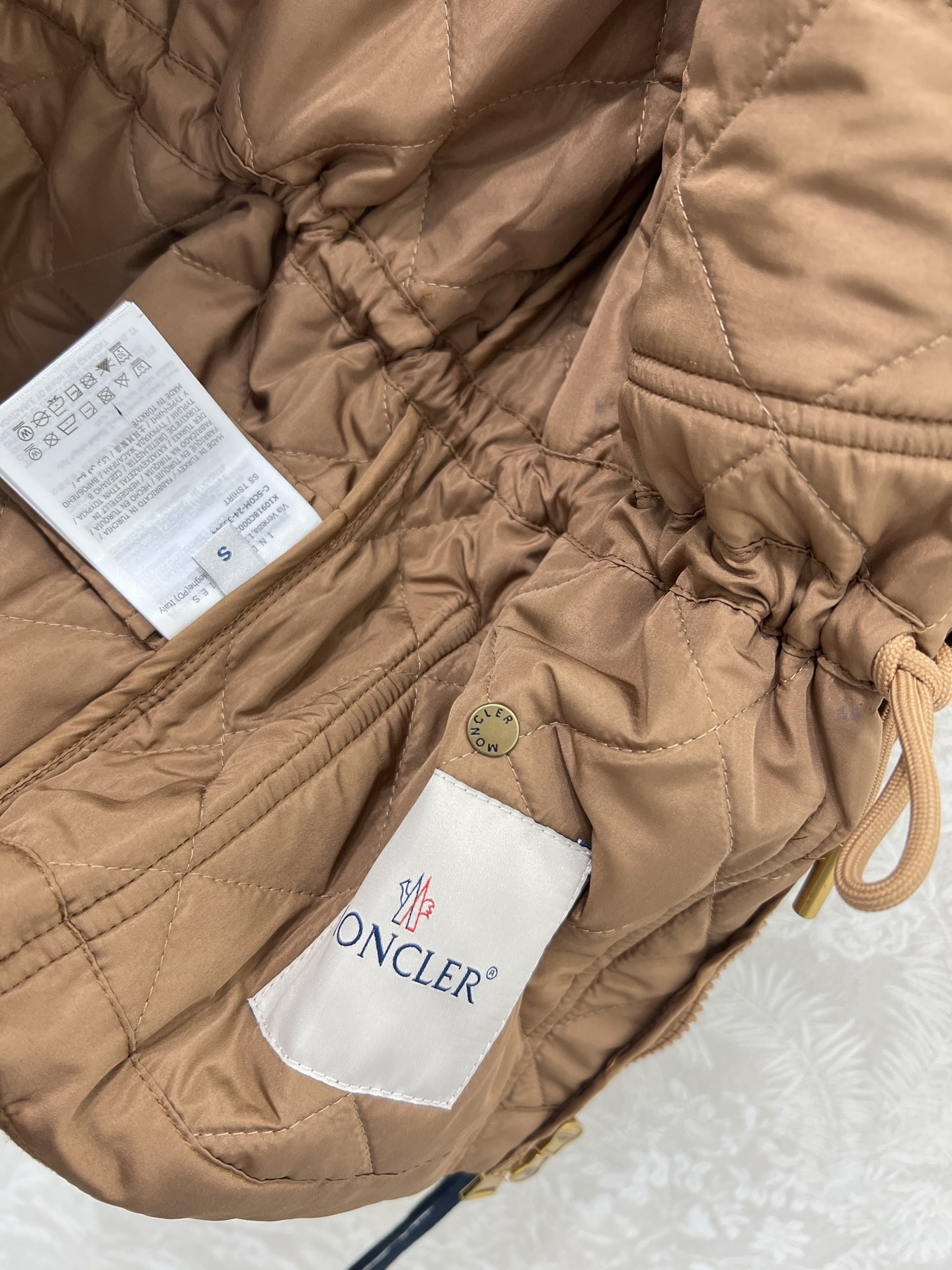 🔥🔥Monc*r 25新款棉服马甲 代购爆款本季最好看的一款棉服马甲 没抽生可收腰 减龄小V领菱格设计！