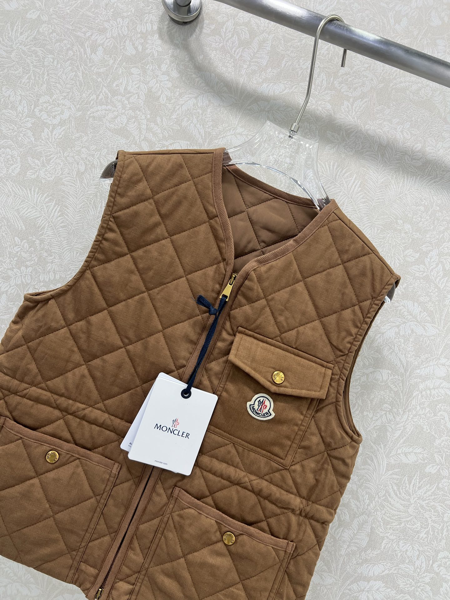 🔥🔥Monc*r 25新款棉服马甲 代购爆款本季最好看的一款棉服马甲 没抽生可收腰 减龄小V领菱格设计！