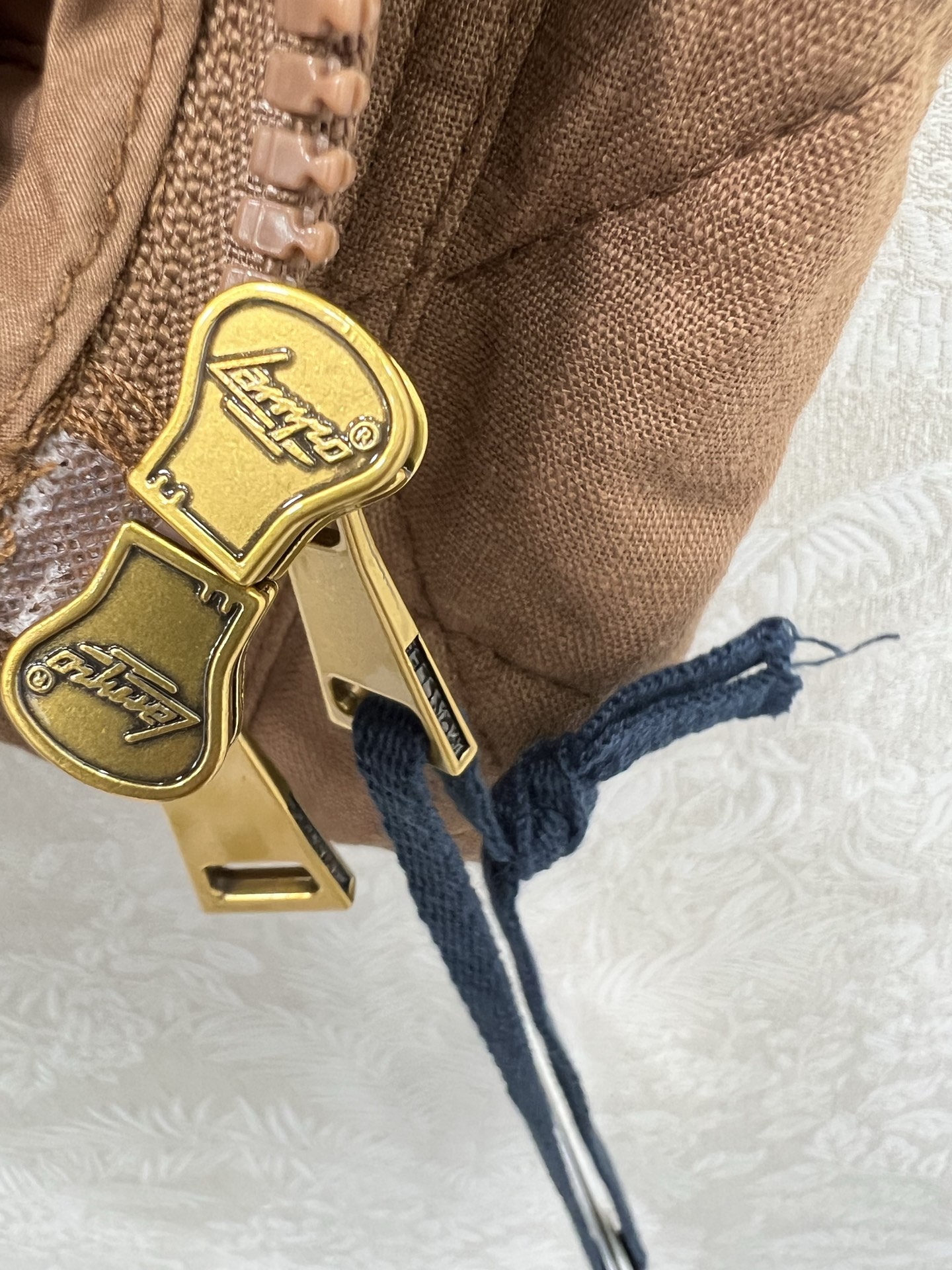 🔥🔥Monc*r 25新款棉服马甲 代购爆款本季最好看的一款棉服马甲 没抽生可收腰 减龄小V领菱格设计！