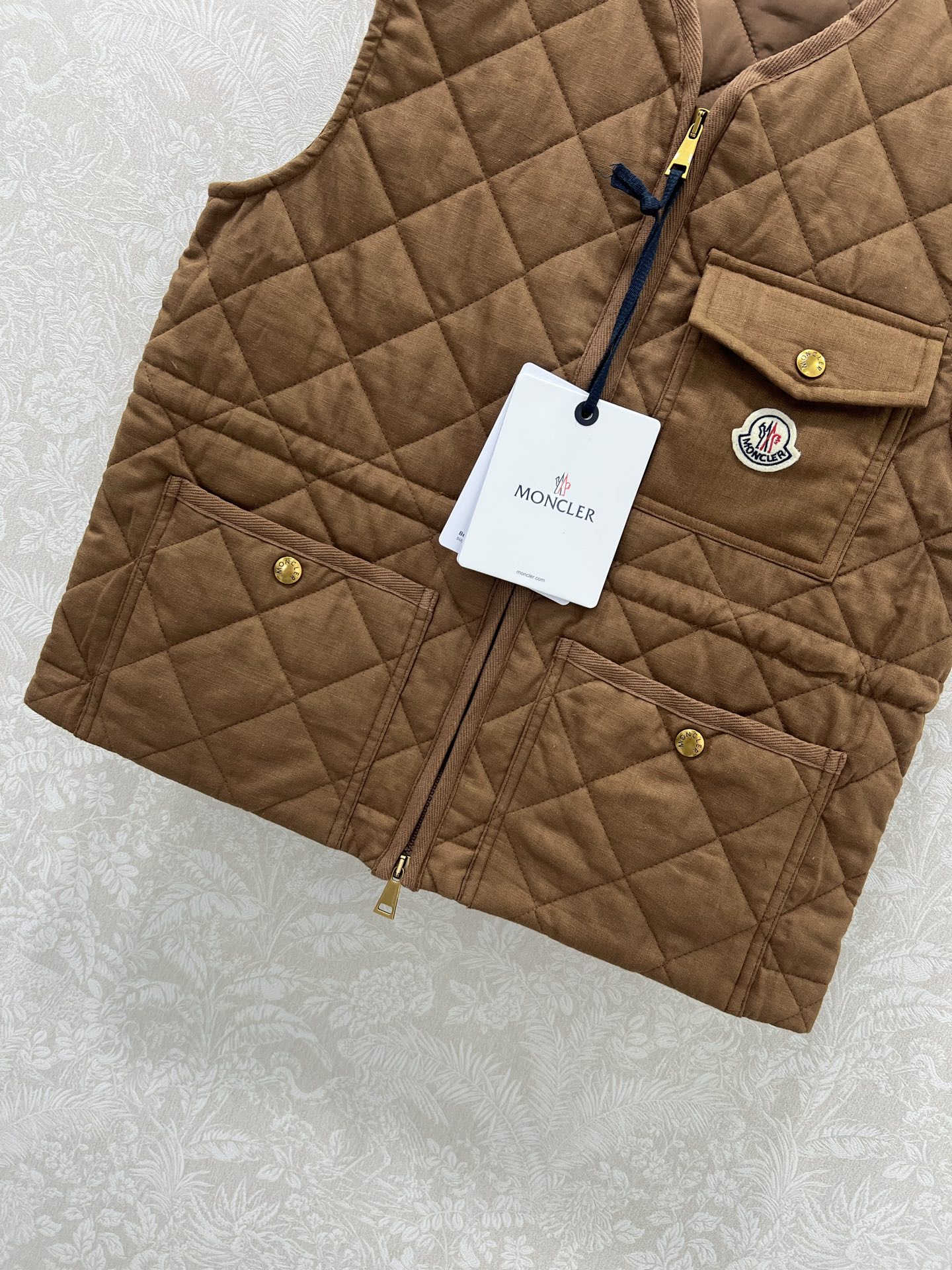 🔥🔥Monc*r 25新款棉服马甲 代购爆款本季最好看的一款棉服马甲 没抽生可收腰 减龄小V领菱格设计！