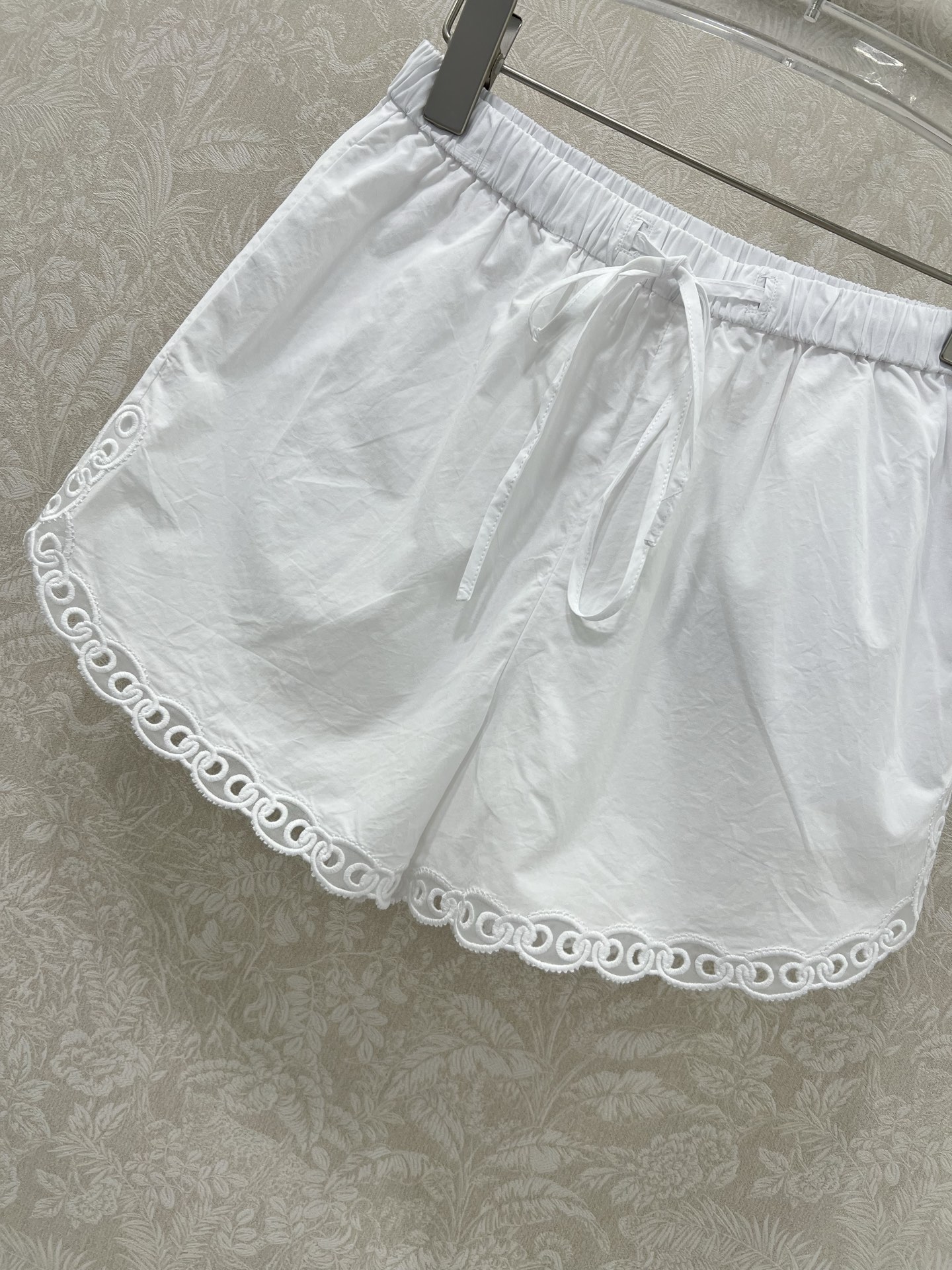 Gucc* 25 New Section: Stylish and Comfortable Female Suit with Embroidered Details - 图片 4