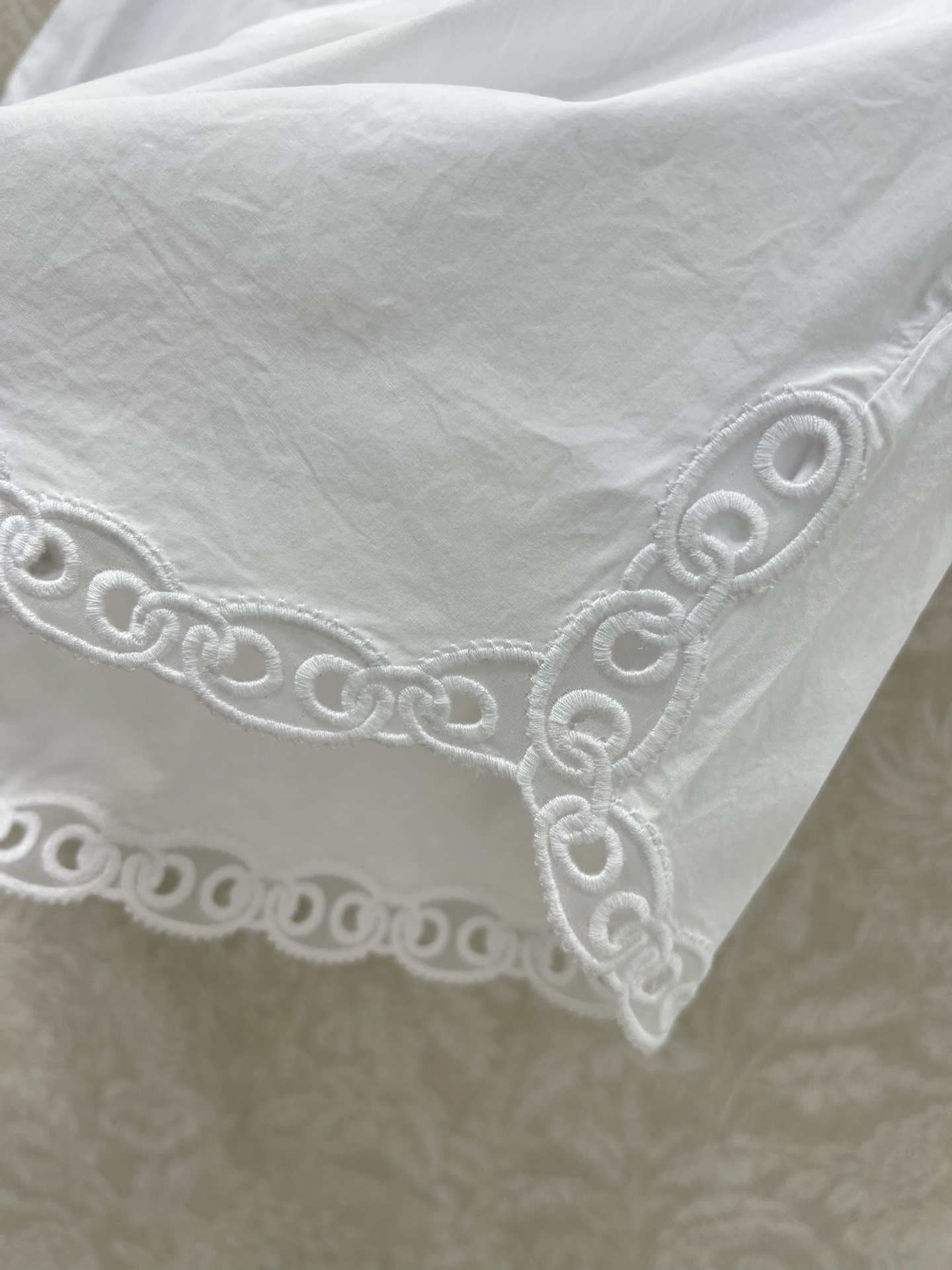 Gucc* 25 New Section: Stylish and Comfortable Female Suit with Embroidered Details - 图片 6