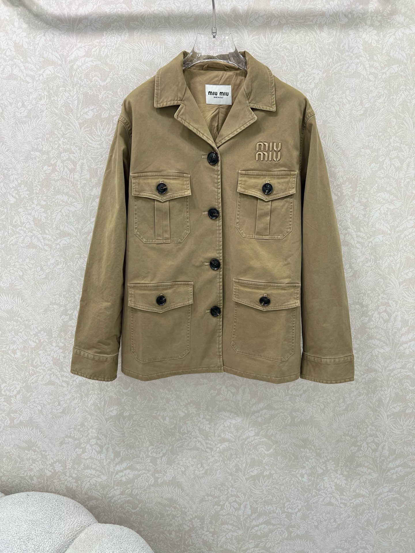 🔥🔥miumi*25早秋新款工装夹克外套  翻领单排扣口袋夹克超有型！定制五金A版显瘦绝绝子 高级的云淡