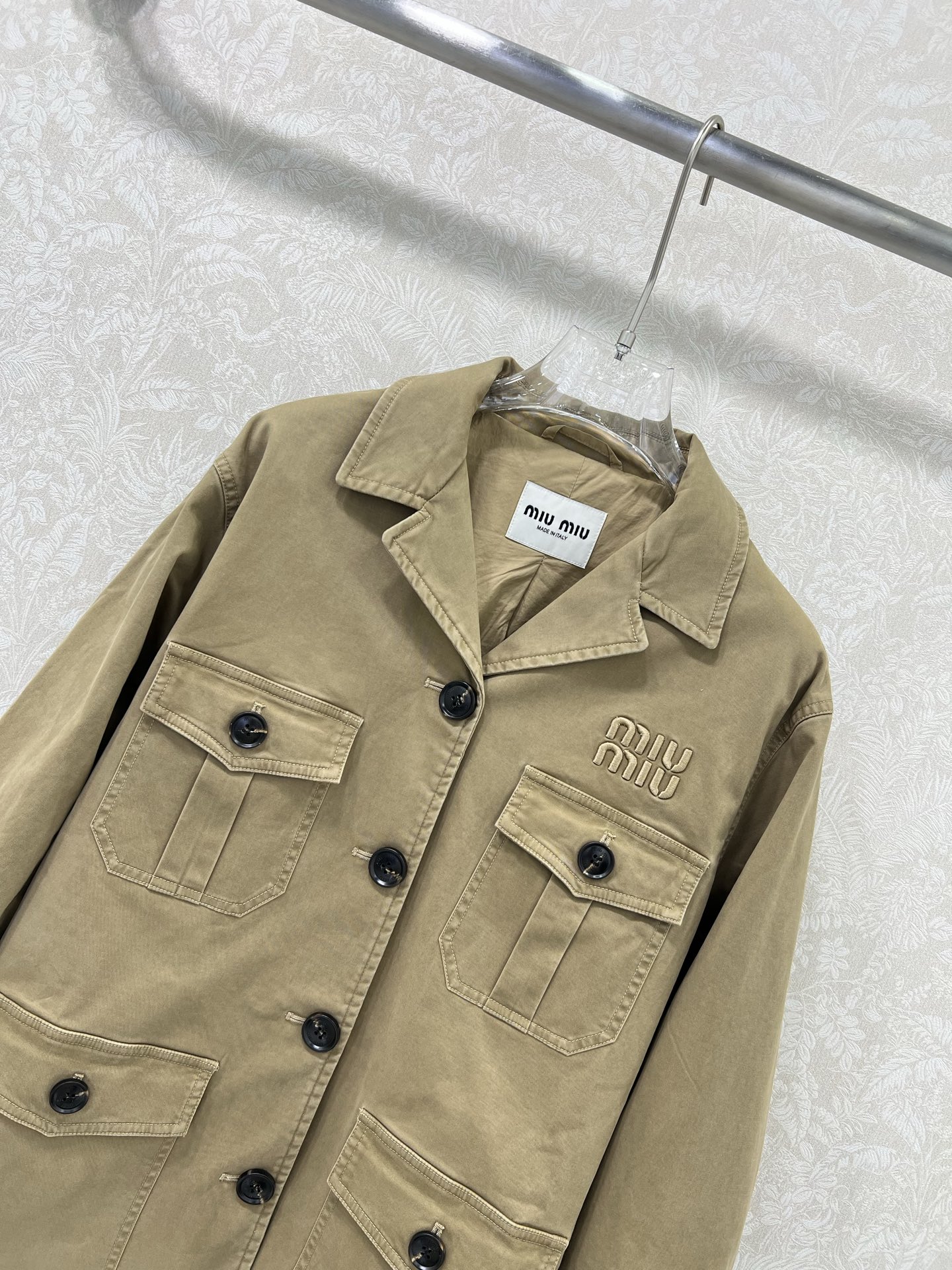 🔥🔥miumi*25早秋新款工装夹克外套  翻领单排扣口袋夹克超有型！定制五金A版显瘦绝绝子 高级的云淡