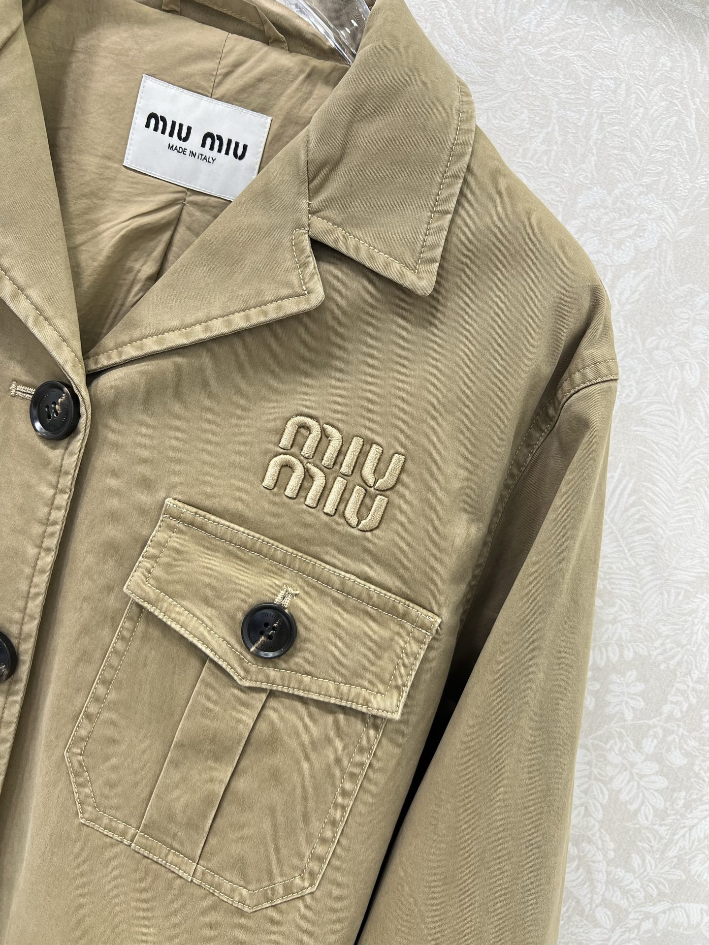 🔥🔥miumi*25早秋新款工装夹克外套  翻领单排扣口袋夹克超有型！定制五金A版显瘦绝绝子 高级的云淡