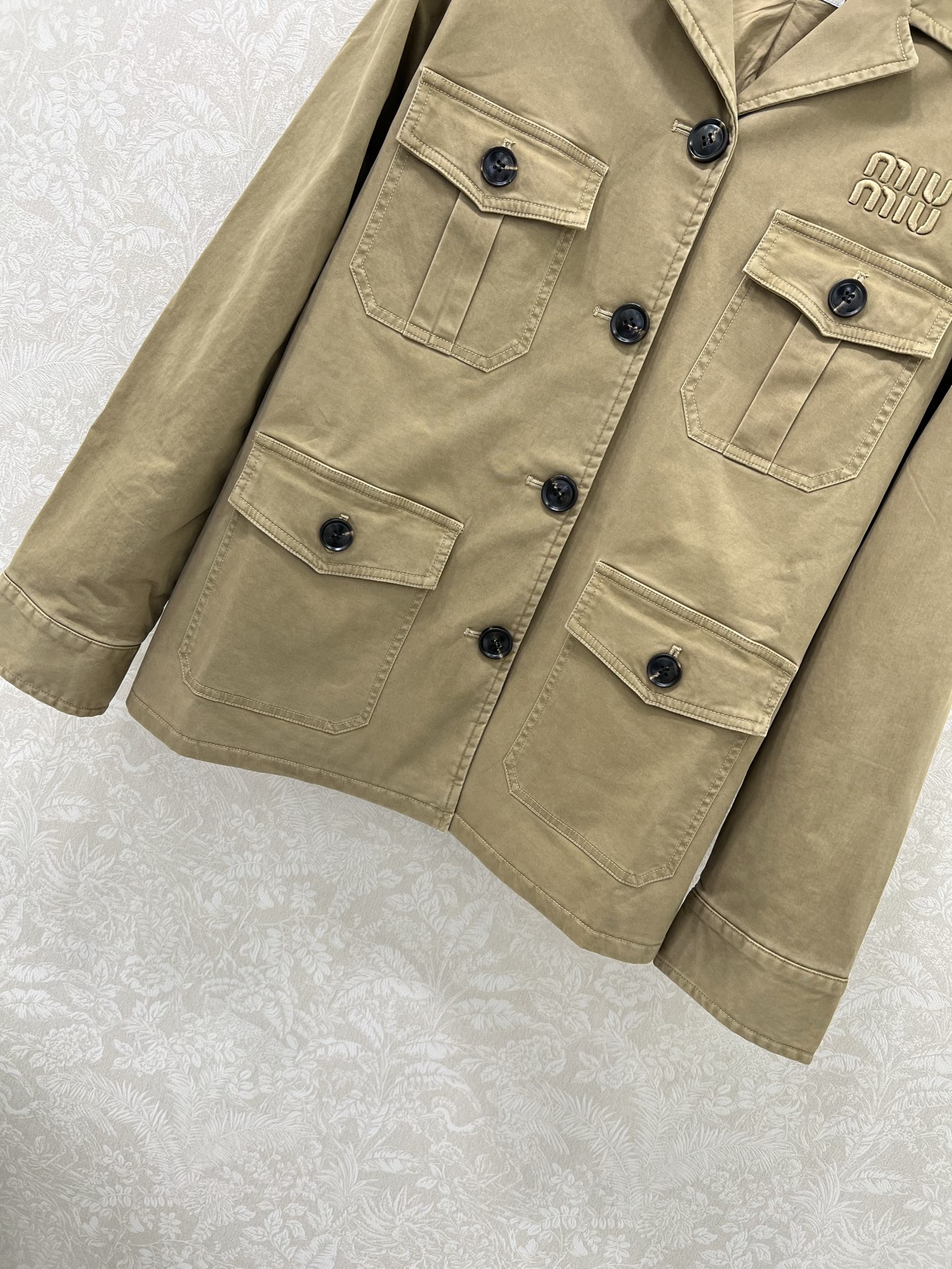 🔥🔥miumi*25早秋新款工装夹克外套  翻领单排扣口袋夹克超有型！定制五金A版显瘦绝绝子 高级的云淡