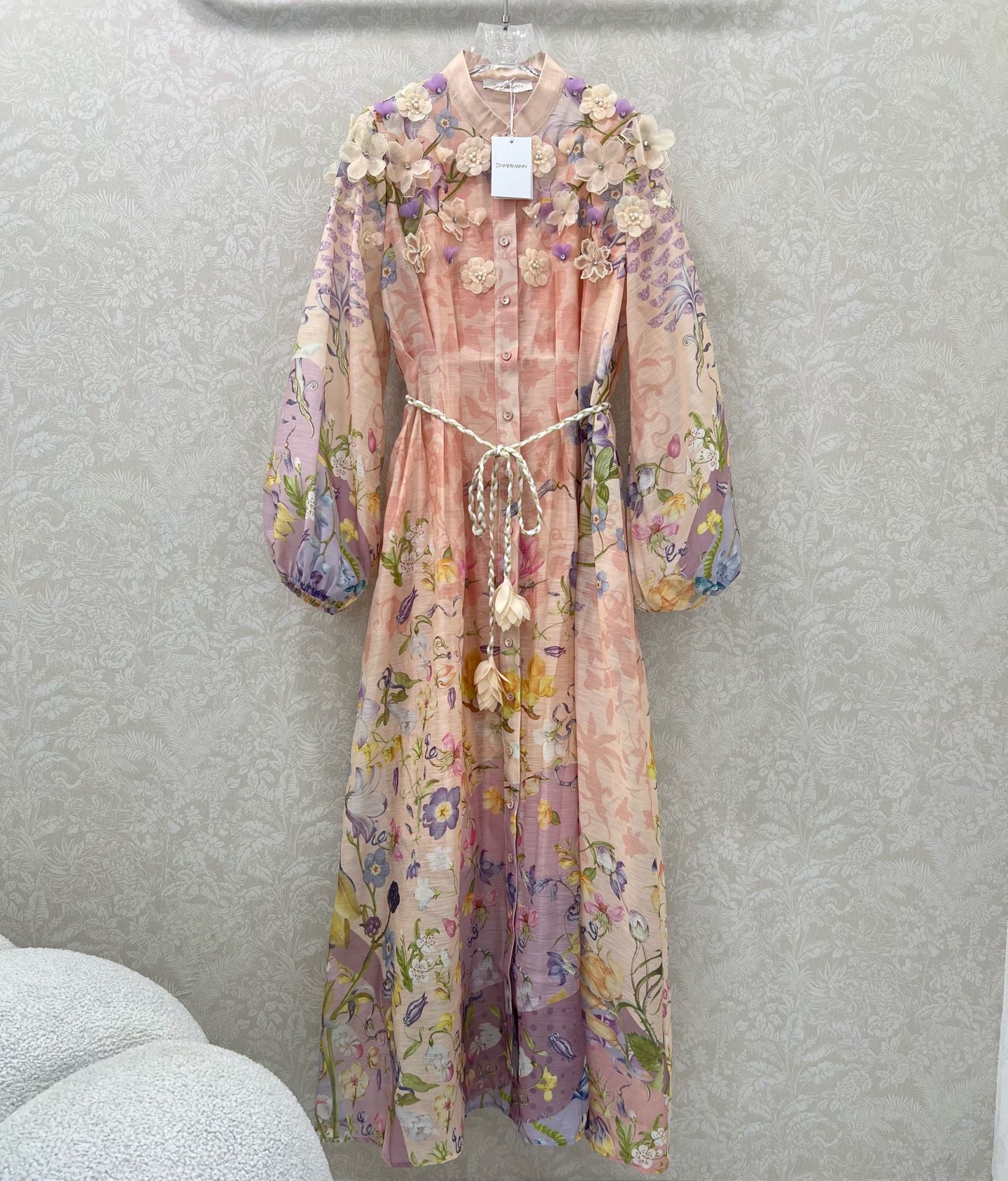 NO:639280,Zimmerman*/Zimmerman 25 new flower series long dress. Super beautiful dress is coming. The whole dress is in orange and pink color. The small stand-up collar is decorated with 3D flower beading on the chest and shoulders. Single row of original cloth buttons on the front. The cuffs are tightened into puff sleeves. The pleated waist comes with a custom woven waist rope. The skirt is printed with forest plants. The material is oversized and full of sincerity. Super invincible fairy style. Heavy work details, perfect replica of the counter style.  Full of high-end feel, the fit is super correct, and you can wear it casually to show your temperament. Monochrome size 4 SMLXL, Zimmerman-clothing, skirts, alexander wang19860909Zimmerman*兹/默曼 25新款百花系列 长款连衣裙 超美腻的连衣裙来袭 整件橘粉色调 小立领胸前肩处均以3D立体花朵钉珠装饰 前襟单排本布包扣 袖口收紧变成泡泡袖 腰部褶皱收腰配送定制编织腰绳 裙身森林植物印花 超大摆用料诚意满满 超无敌仙女款 重工细节,完美复刻专柜款 高级感满满,版型超正 随意一搭都显气质 单色4码SMLXL,兹默曼-服装,skirts,alexander wang,Women's clothing