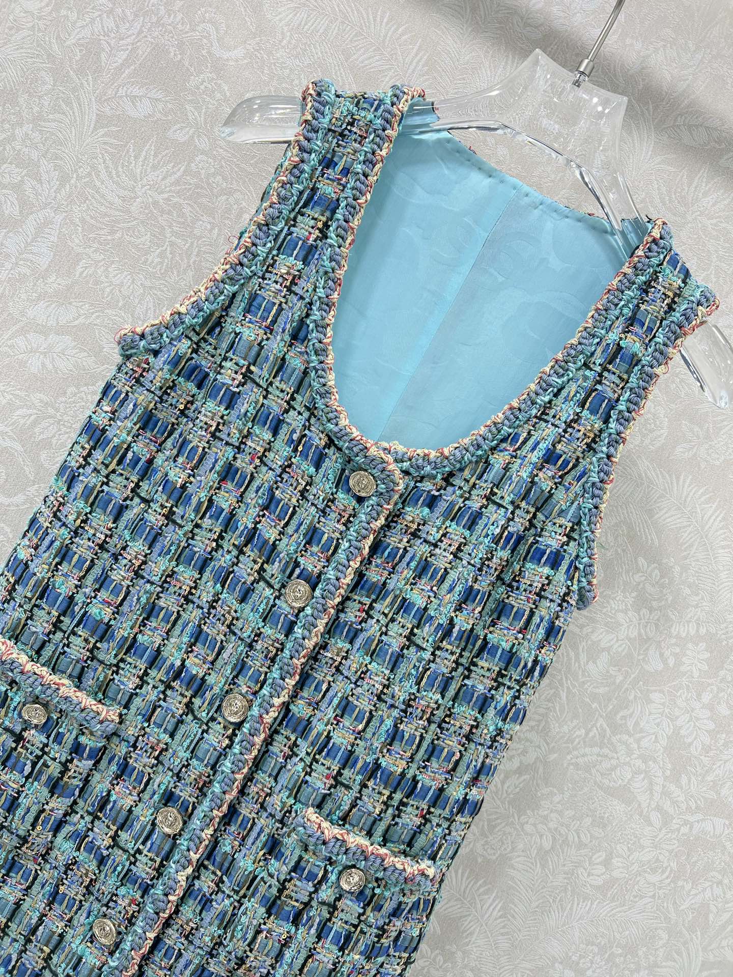 🔥🔥Chan*l粗纺捆边洋装背心裙 手工坊系列采用原版定制粗花呢面料，手工包边工艺，内里100%真丝提花