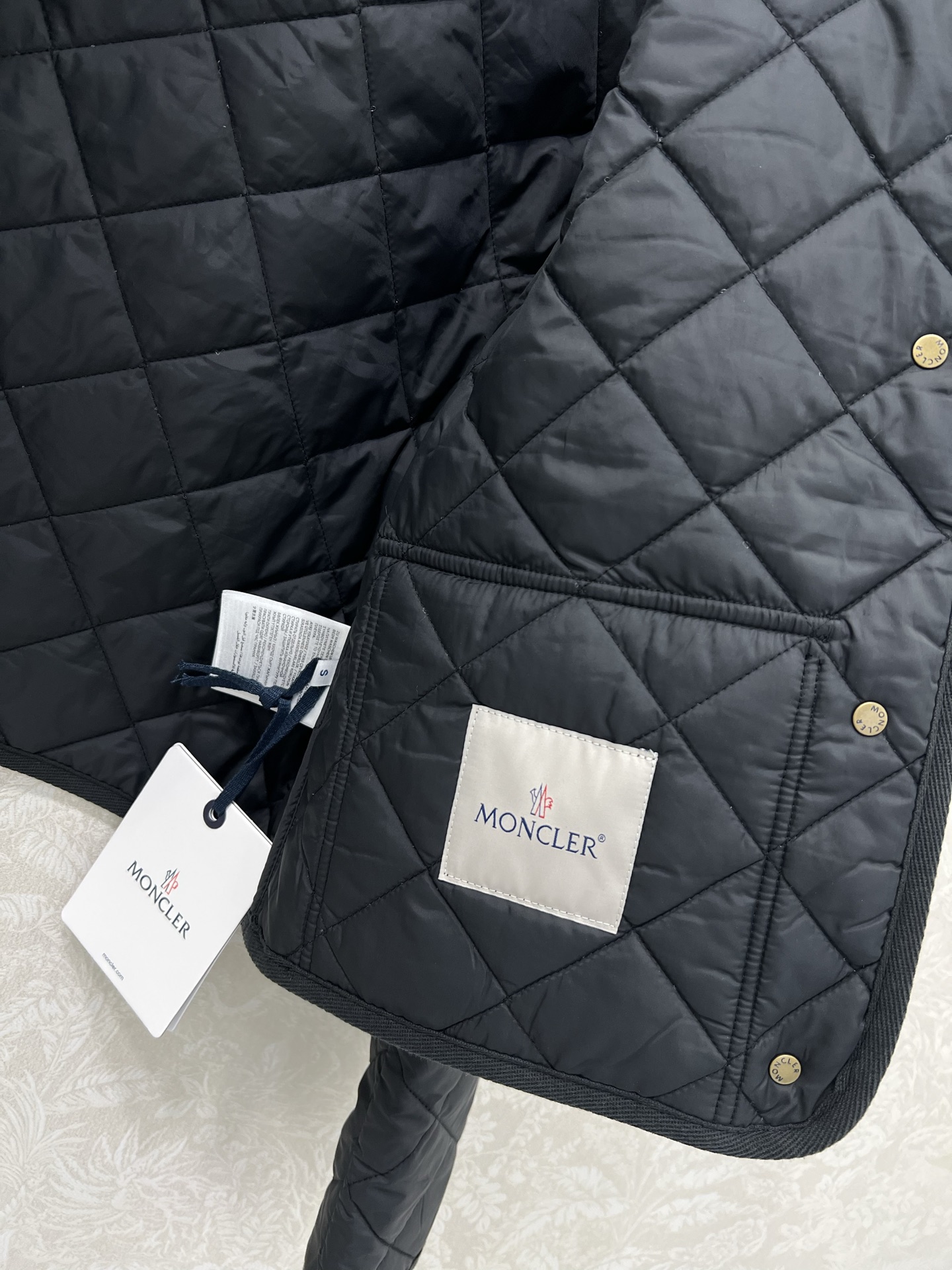 🔥🔥moncl*r 25新款菱形绗缝夹棉短款棉服小外套。气质翻领双口袋小短款设计！减龄少女气质，进口机压