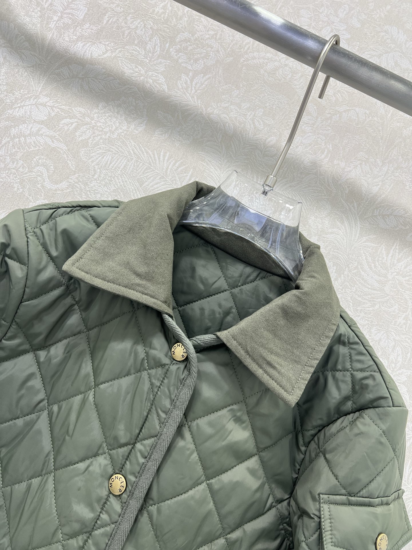 🔥🔥moncl*r 25新款菱形绗缝夹棉短款棉服小外套。气质翻领双口袋小短款设计！减龄少女气质，进口机压