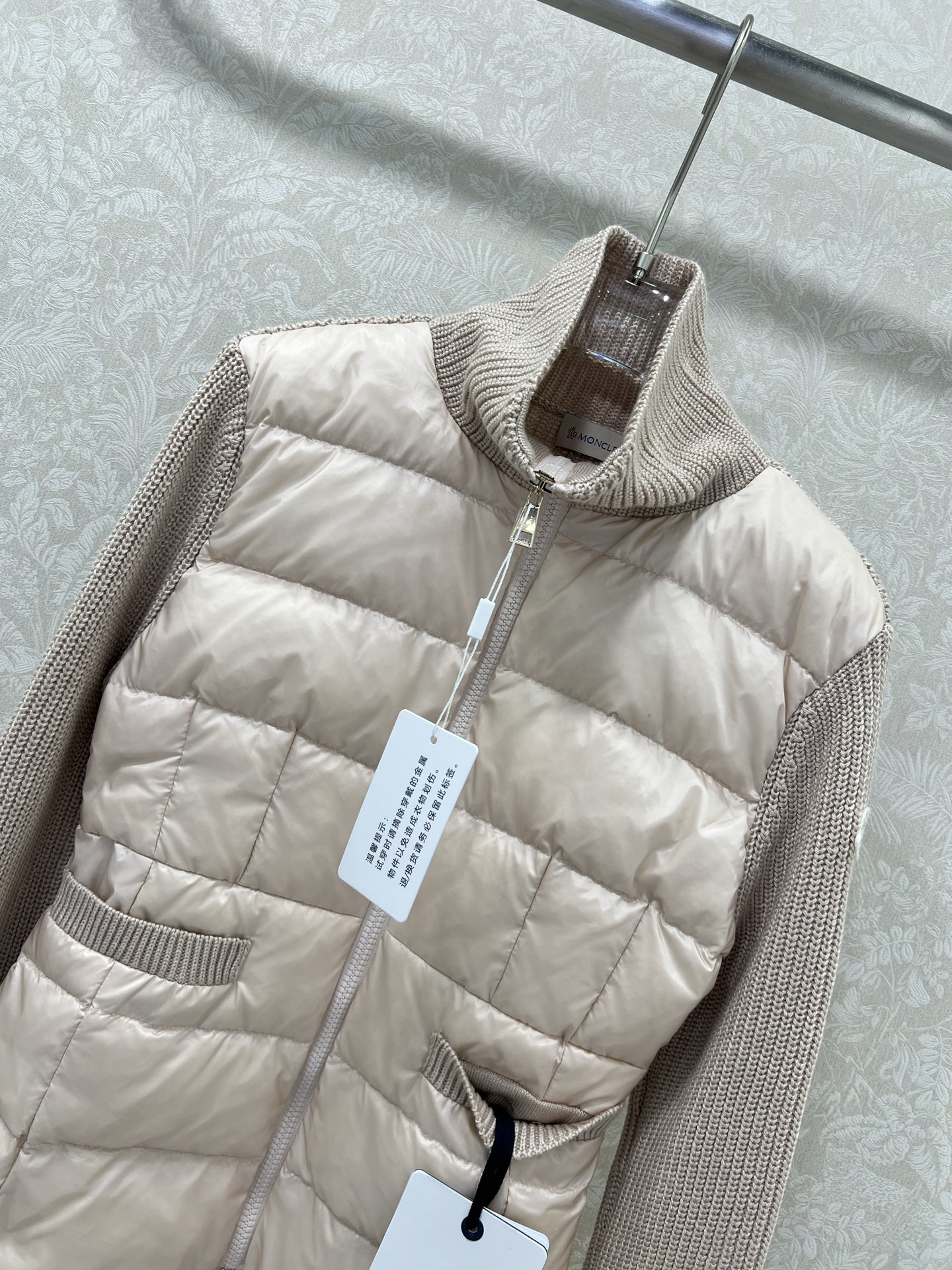 🔥🔥Moncler 25新款拼接针织口袋女式羽绒服 温度与风度的完美平衡 90%珍稀鹅绒填充 零下无畏，