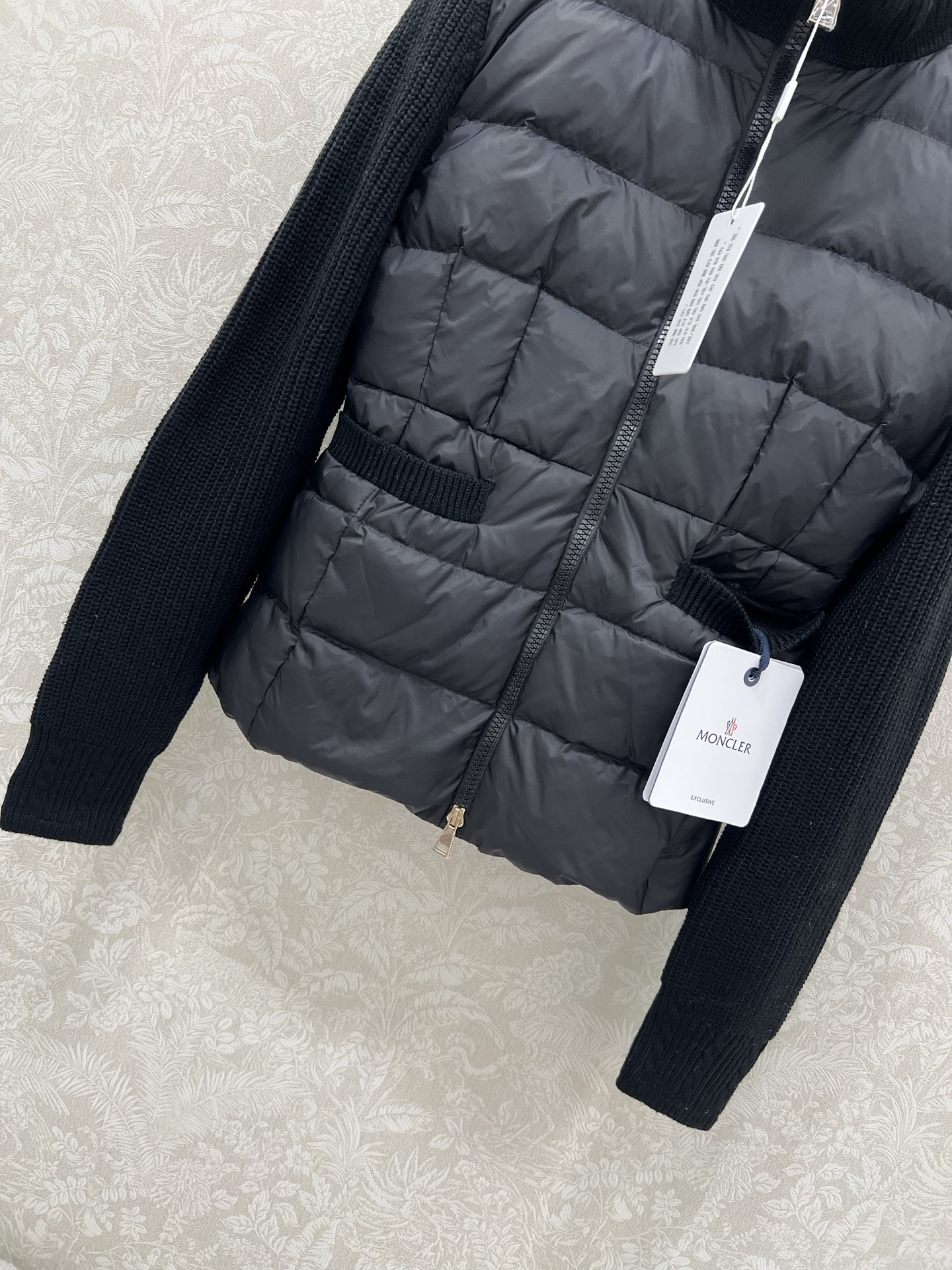 🔥🔥Moncler 25新款拼接针织口袋女式羽绒服 温度与风度的完美平衡 90%珍稀鹅绒填充 零下无畏，