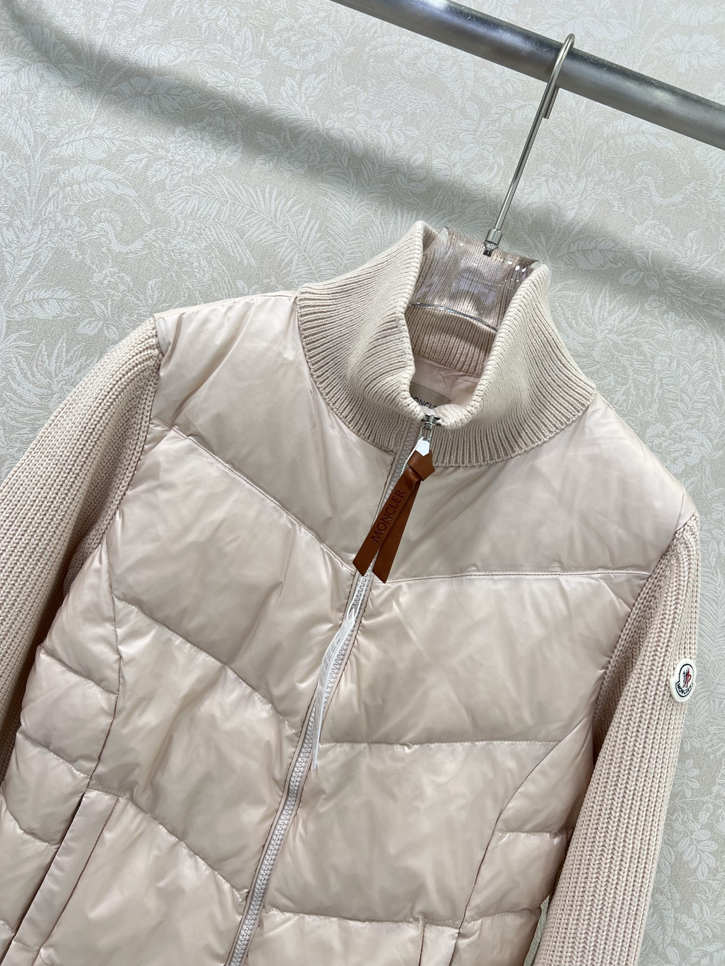 🔥🔥Moncler 25新款立领羊毛针织拼接夹克单羽绒！冬天的内搭神器早秋必备单品。立领绗缝短款版型百搭