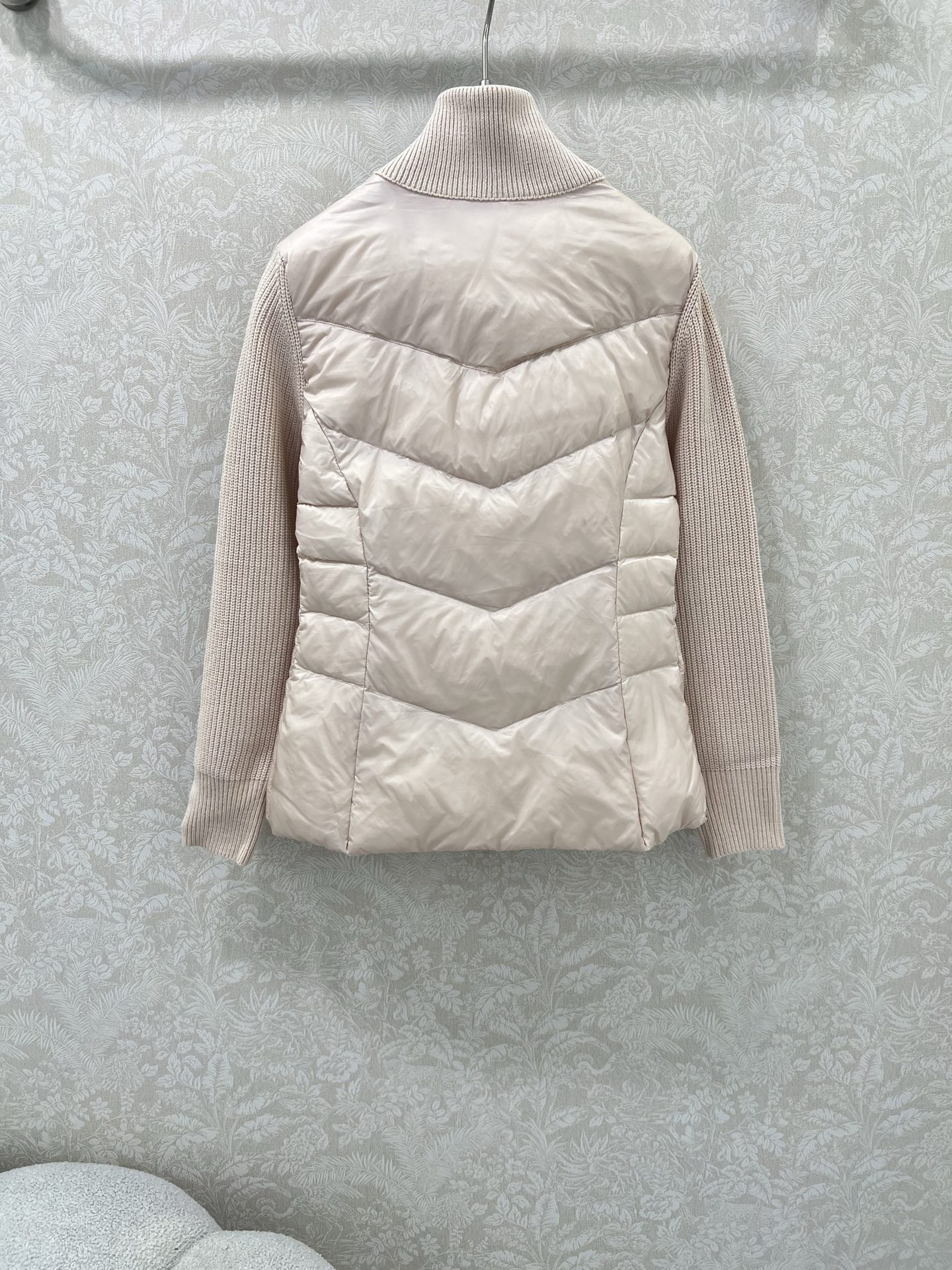 🔥🔥Moncler 25新款立领羊毛针织拼接夹克单羽绒！冬天的内搭神器早秋必备单品。立领绗缝短款版型百搭
