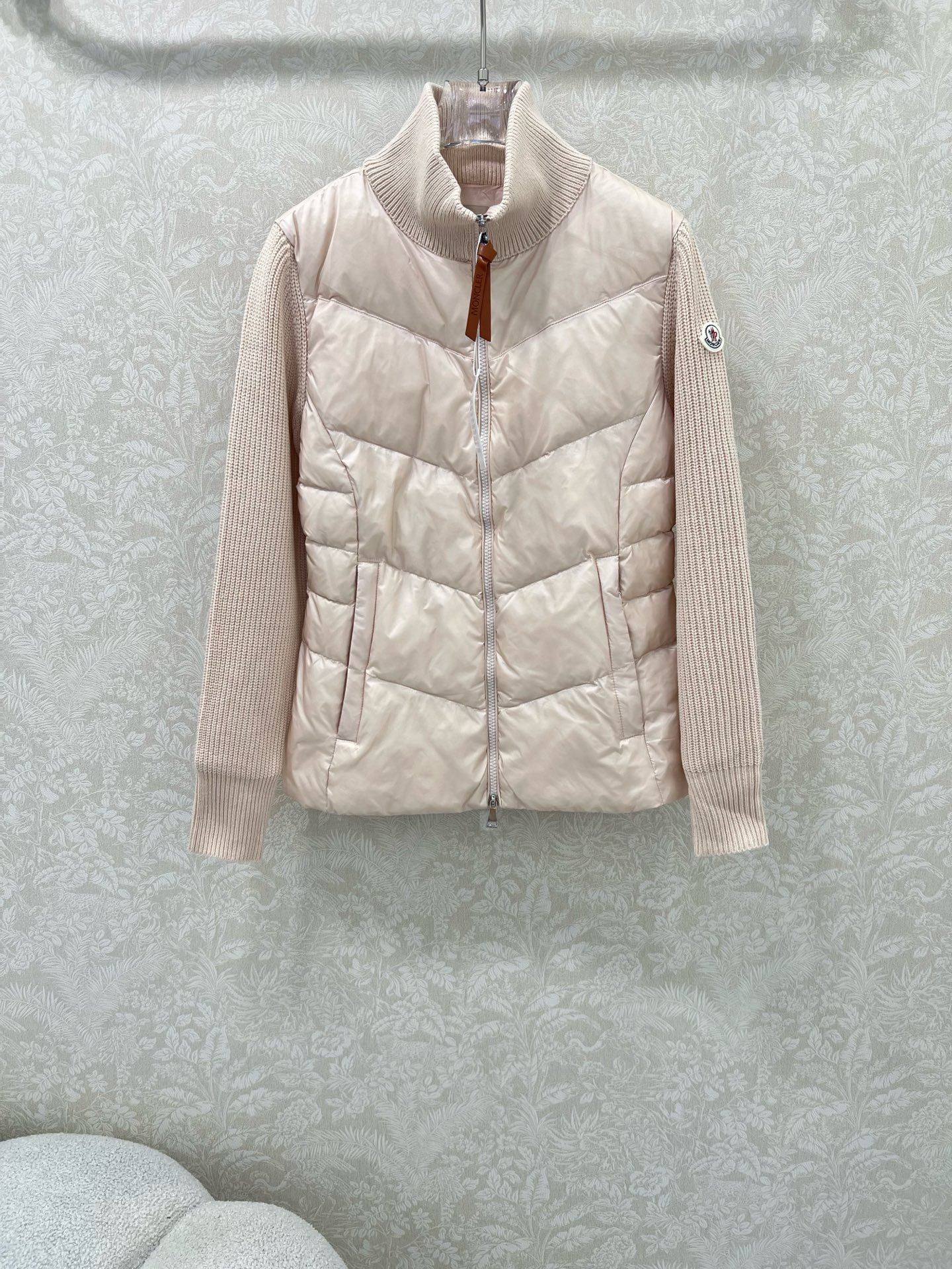 🔥🔥Moncler 25新款立领羊毛针织拼接夹克单羽绒！冬天的内搭神器早秋必备单品。立领绗缝短款版型百搭