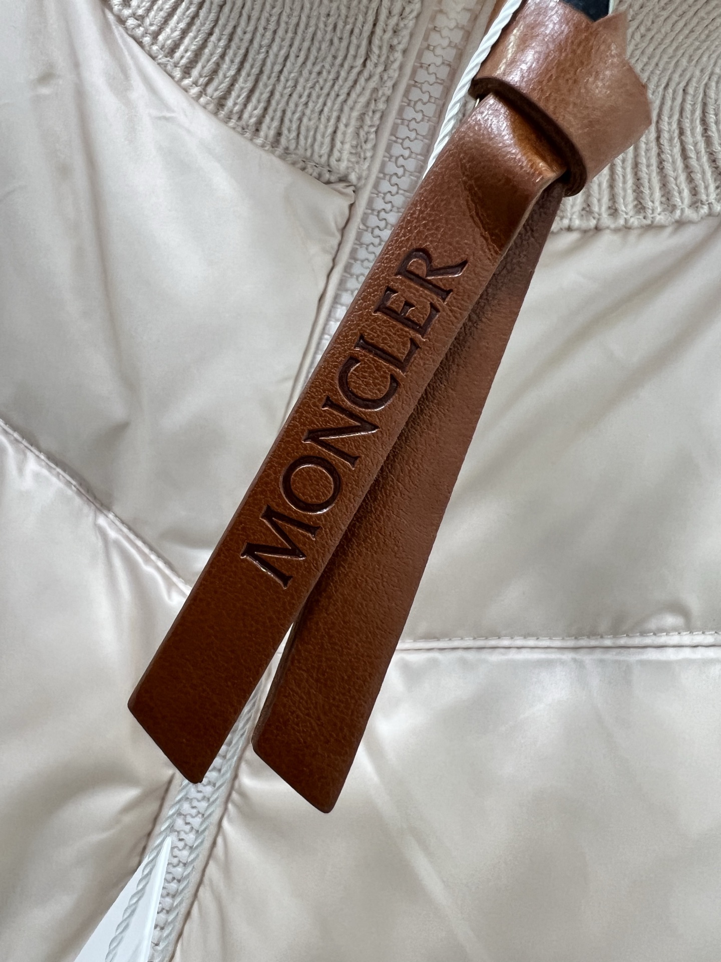 🔥🔥Moncler 25新款立领羊毛针织拼接夹克单羽绒！冬天的内搭神器早秋必备单品。立领绗缝短款版型百搭