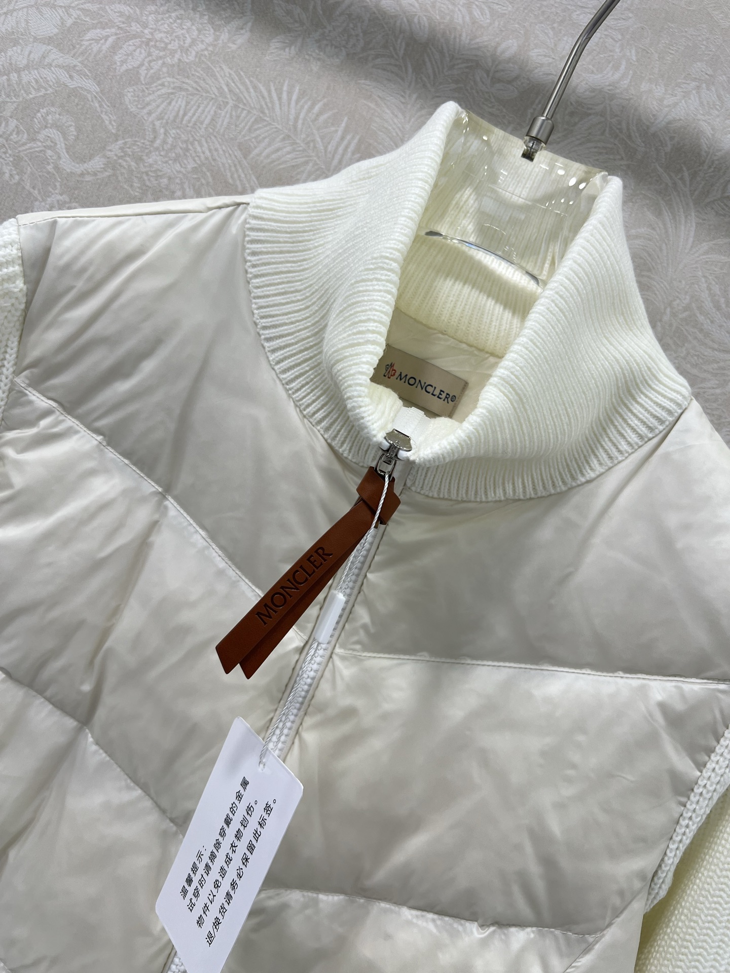 🔥🔥Moncler 25新款立领羊毛针织拼接夹克单羽绒！冬天的内搭神器早秋必备单品。立领绗缝短款版型百搭